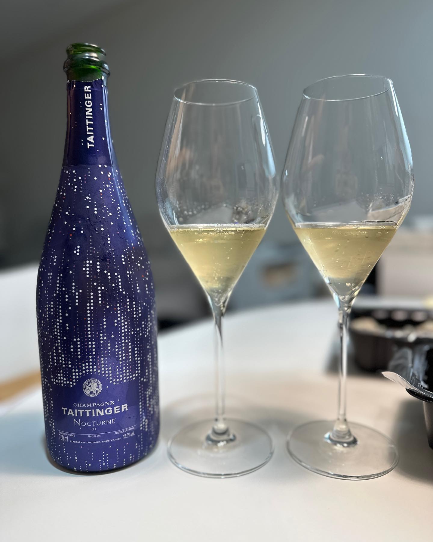 Taittinger Nocturne City Lights sec Champagne~🇫🇷

주말 저녁을 와인과 함께..
데땅져 녹턴 시티라이트~

맛있는 와인 한잔으로 한주의 피로를 싸악~
상당히 맛있네요. 
디자인도 넘 예쁘니 기분이 좋구만~😍
.
#와인 #와인러버 #데땅져 #데땅져녹턴 #데땅져녹턴시티라이트 #샴페인 #프랑스와인 #와린이 #와인추천 #취미스타그램 #와인스타그램