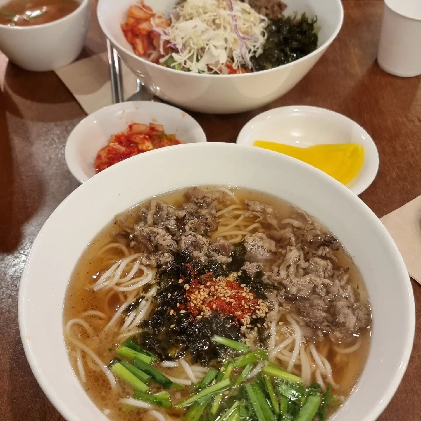 안녕하세요 존슨즈 베이비로션 광팬 냉편입니다.

어릴때 샤워를 하고 어머니가 발라주시던 존슨즈 베이비로션 향이 생각납니다.

보들보들하고 무슨향인지 알수 없지만 생각나는 향.

따뜻한 물의 온기가 몸에 남아 개운하면서도 나른해지는 느낌.

참으로 추억이 새록새록 떠오르는 기분입니다.

존슨즈 베이비로션의 추억이 떠오른 이유는 이번에 산본 맛집 존슨's 고기국수에 방문했기 때문인데요.

좁은 매장에 메뉴는 우삼겹 고기국수와 비빔국수 그리고 비빔밥에 고기추가만이 있는 작지만 강한 맛집입니다.

김치말이국수 고명에 멸치국수육수에 우삼겹을 얹고, 여기에 비빔국수는 쫄면 양념을 덧붙인 그야말로 맛있다는건 다넣어봤는데, 조화롭게 맛있구나라고 평가할 수 옸겠습니다.

나이가들어 존슨즈베이비로션 대신 존슨's 고기국수와의 추억을 쌓게 되었네요.

드립도 찰졌으니 저는 물러나보겠습니다. 그럼 이만.

#고기국수 #존슨스고기국수#산본맛집 #군포맛집 #맛집추천 #국수맛집 #현지인맛집 #소통 #선팔 #맞팔 #선팔맛팔 #좋아요 #요리스타그램 #먹스타그램 #맛스타그램 #팔로우해요