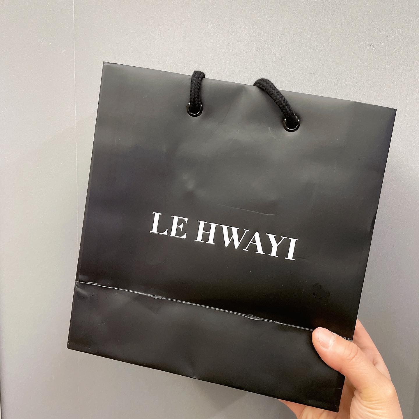 #협찬 #르화이 #lehwayi #재규어쿠션 #프리미어커버핏쿠션글로우 #댄싱웨일 #수분광채쿠션 #스밈광채 #초밀착커버 #글로우쿠션 #환절기쿠션 #쿠션추천 

쿠션 살때마다 고민하시는 쿠션 유목민들! 
하루종일 수정없이 유지력 강한 제품!
자연스럽게 광채보현! 안색개선 효과적인 제품🤩

화이트 / 핑크 둘다 준비되어 원하는 대로 골라쓰는 제품♡
콜라겐 생성에 도움까지! 아침 출근시간 단축완료^^

📍프리미엄 고밀착 포뮬라 입자 기술로 자석같이 착! 지속력 업!
📍광채 레이어링 기술로 자연스럽게 피부표현! 밀착커버!
📍특허성분 함유로 수분을 가득! 탄력있는 볼륨 선사!
📍뷰티 매거진 얼루어 품평단 200인 광채 표현 만족도 98.5%
📍화이트 핑크 둘다 21호 컬러로 취향에 따라 선택가능!
📍아프리카 자생 아카시아 펩타이드 성분으로 수분공급~
📍콜라게니어 성분으로 콜라겐 생성 촉진 도움~
📍아쿠악실 성분으로 피부보습 및 광채표현!
📍크리스테마린 성분으로 안색개선 및 피부건강유지!

하루종일 광채가득! 지속력있는 르화이 수분광채쿠션과 함께♡