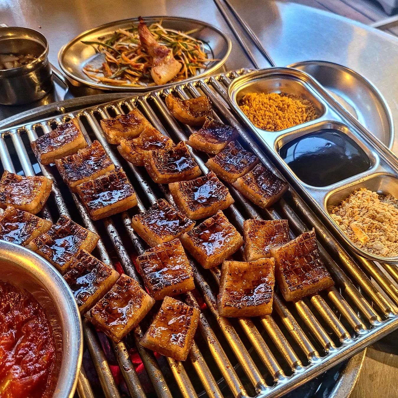 돼껍에 쐬주한잔🍶

#시청맛집 #양정맛집 #껍데기 #된찌🍲 #황령산볶음밥 #소주안주 #술안주추천 #food #저녁메뉴 #야식추천 #데일리 #좋반 #맞팔환영 #ffff #daily #diet #돼지고기 #좋아요 #음식스타그램 #야식스타그램