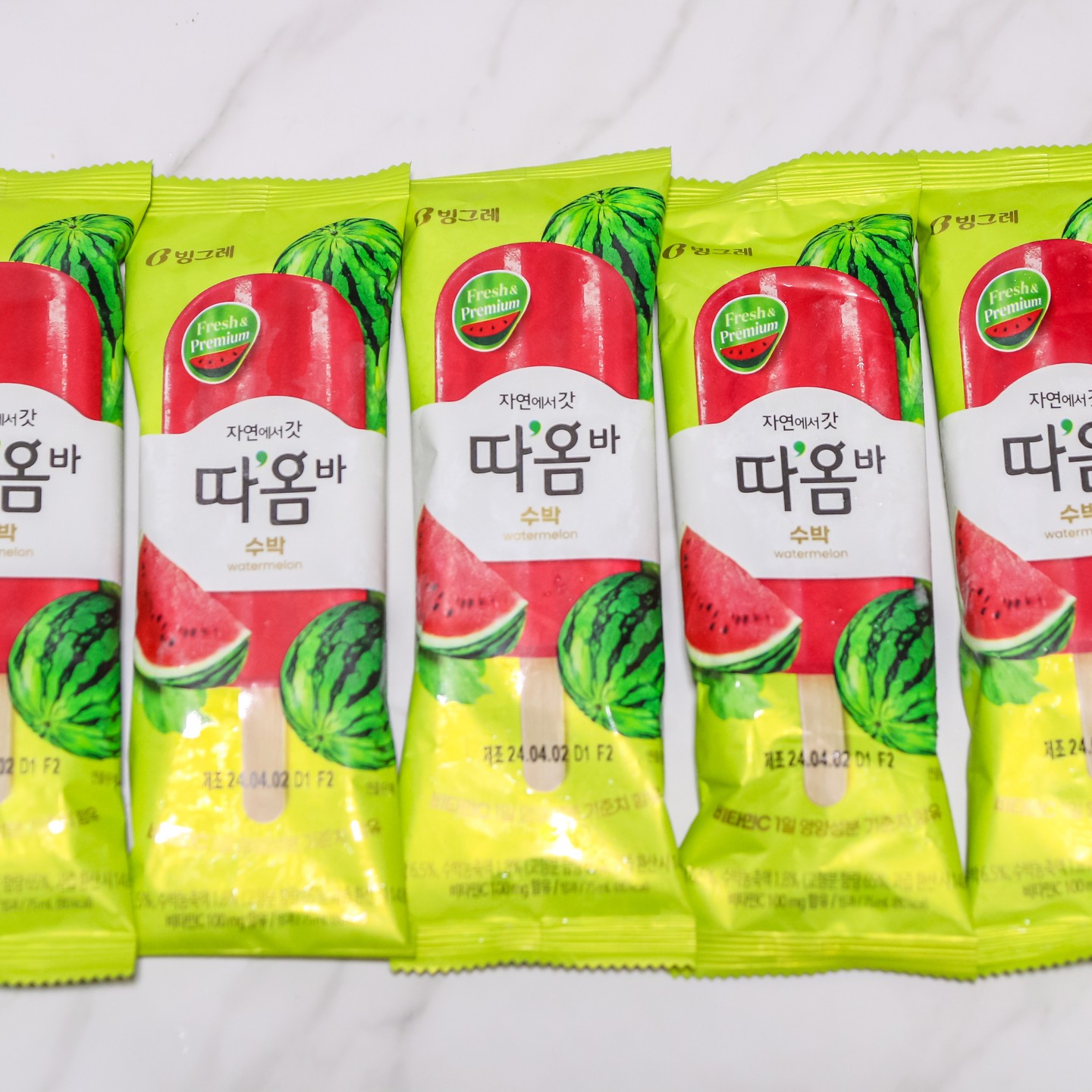 _
🍉 자연에서 갓 '따옴바수박'
🍉 빙그레 신상 아이스크림

🍉 비타민C 1일 영양성분 기준치 함유
🍉 과육이 씹히는 과일 다이스

이번에 소개 할 상품은 빙그레 신상 아이스크림 자연에서 갓 따옴바수박 aka 따옴바수박 되겠습니다. 이거 진짜 매력덩어리 그 자체이니 꼭 한 번 드셔보시면 좋을 것 같습니다😍

일단 아이스크림 하나를 맛보면 위에 설명했듯이 비타민C 1일 영양성분을 챙길 수 있겠습니다. 그리고 한 입 베어물면 입에서 사르르 녹는 샤베트 느낌의 식감이라 남녀노소 누구나 맛있게 즐길 수 있겠습니다🤣

가장 큰 매력 포인트는 찐 수박 아이스크림답게 과일 다이스를 통해 과육 씹는 재미를 만끽 할 수 있다는게 신선했습니다😘

샤베트 느낌의 식감을 유지중에 있기때문에 손쉬운 손질이 가능했으며 덕분에 수박 화채 빙수, 땡모반, 땡모반 하이볼 등도 만들어 먹을 수 있었습니다. 아이스크림의 특징을 확인하고 나름대로 짱구를 굴려 만들어 봤는데 너무나 성공적인 레시피 활용이었으며 귀찮더라도 피드를 넘겨 그 결과물 꼭 확인해주시면 감사하겠습니다. 헤헤😍
.
.
.
.
.
.
.
.
.
.
#따옴바수박 #자연에서갓따옴바수박 #따옴 #빙그레 #신상아이스크림 #빙그레아이스크림 #수박아이스크림 #과일아이스크림 #아이스크림화채 #아이스크림빙수 #수박화채 #수박빙수 #과일화채 #과일빙수 #과일스타그램 #땡모반 #수박하이볼 #땡모반하이볼 #수박 #과일 #빙그레신상아이스크림 #맛집블로거 #맛집블로그 #아이스크림