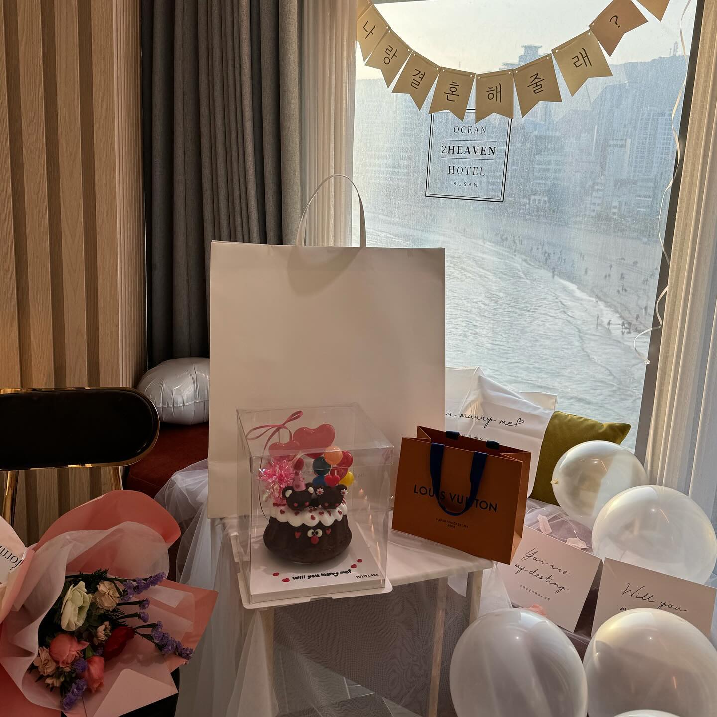 T남친 즙짜내기 성공한 프로포즈 ✨
허둥지둥 급하게 준비해찌만 좋아해줘서 다행이다😆
준비는 내가 다했는데 괜히 내가 받은것 보다 더 행복한 기분듦.. 

5년 반을 만나온 시간을 돌아보면 
내가 무언갈 해준 기억보다는 받은 기억 밖에 없었고 
나에게 늘 잘해준 기억이 선명했던 것 같다 
늘 내가 우선이었고 늘 다정했던 빵우..💓☺️

솔직히 나도 여자로써 프로포즈를 
먼저 받고 싶은 마음도 들었지만 
해주고 싶은마음이 배로 컸던것 같다
하고 나니 백배 잘한것같다 🩷🩵
