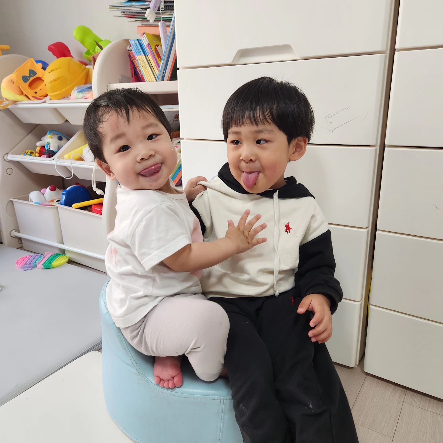°°°

#메롱 #👅 #장꾸 #형제