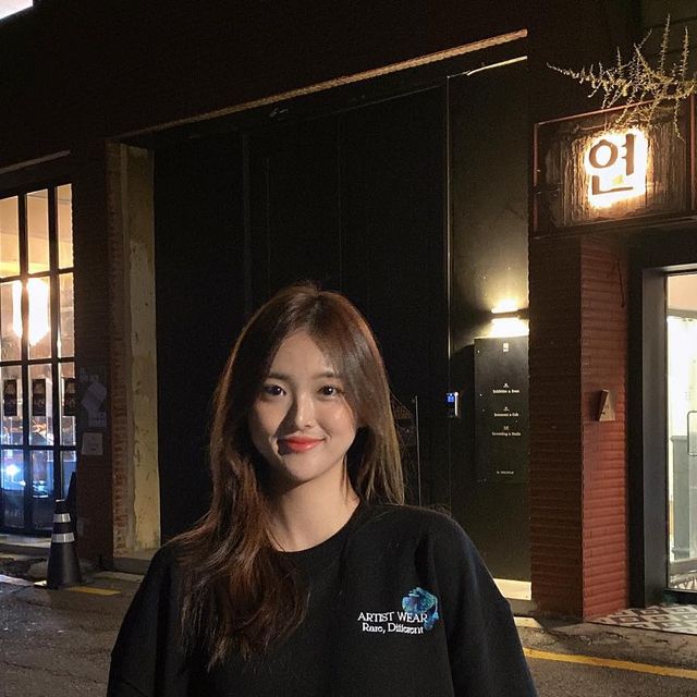 윰찌 on Instagram: "안녕하세용 오늘은 일찍 빵투어를 하고 @artist_wear 에서 제공받은 옷으로 포스팅해용💃🏻 아티스트웨어 앰버서더로 활동하게 되었어용🖤 신상품인 디퍼런트 맨투맨 존녜