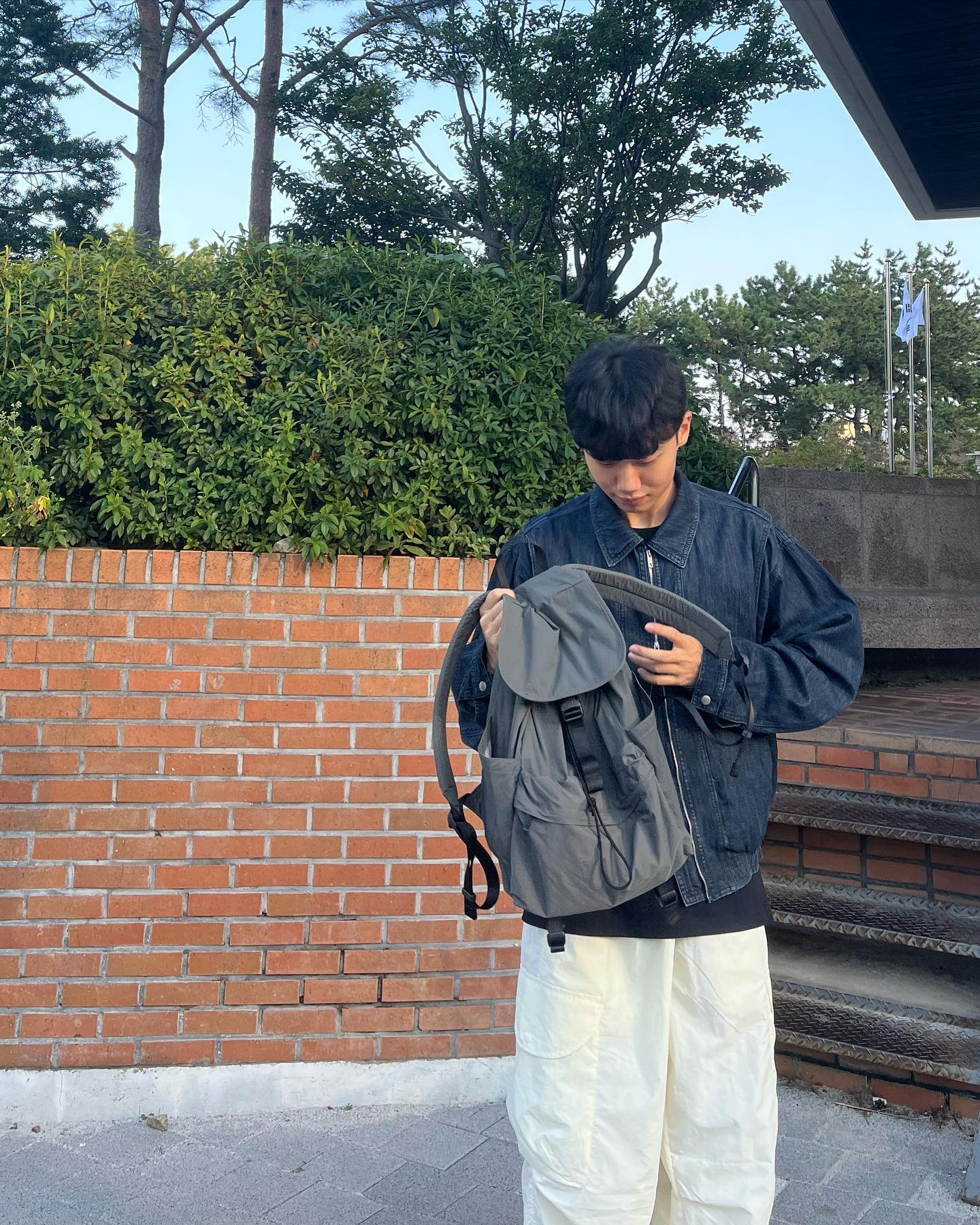 #광고
요즘 제일 많이 메는 가방

ithinkso_kr 에서 STRING BACKPACK -Dark Gray를 제공받았습니다

수납 공간이 넉넉하여 15인치 노트북 수납이 가능하며 여행 가방으로 사용 가능합니다!

#ithinkso #아이띵소 #STRINGBACKPACK #백팩 #데일리백 #데일리룩 #ootd
