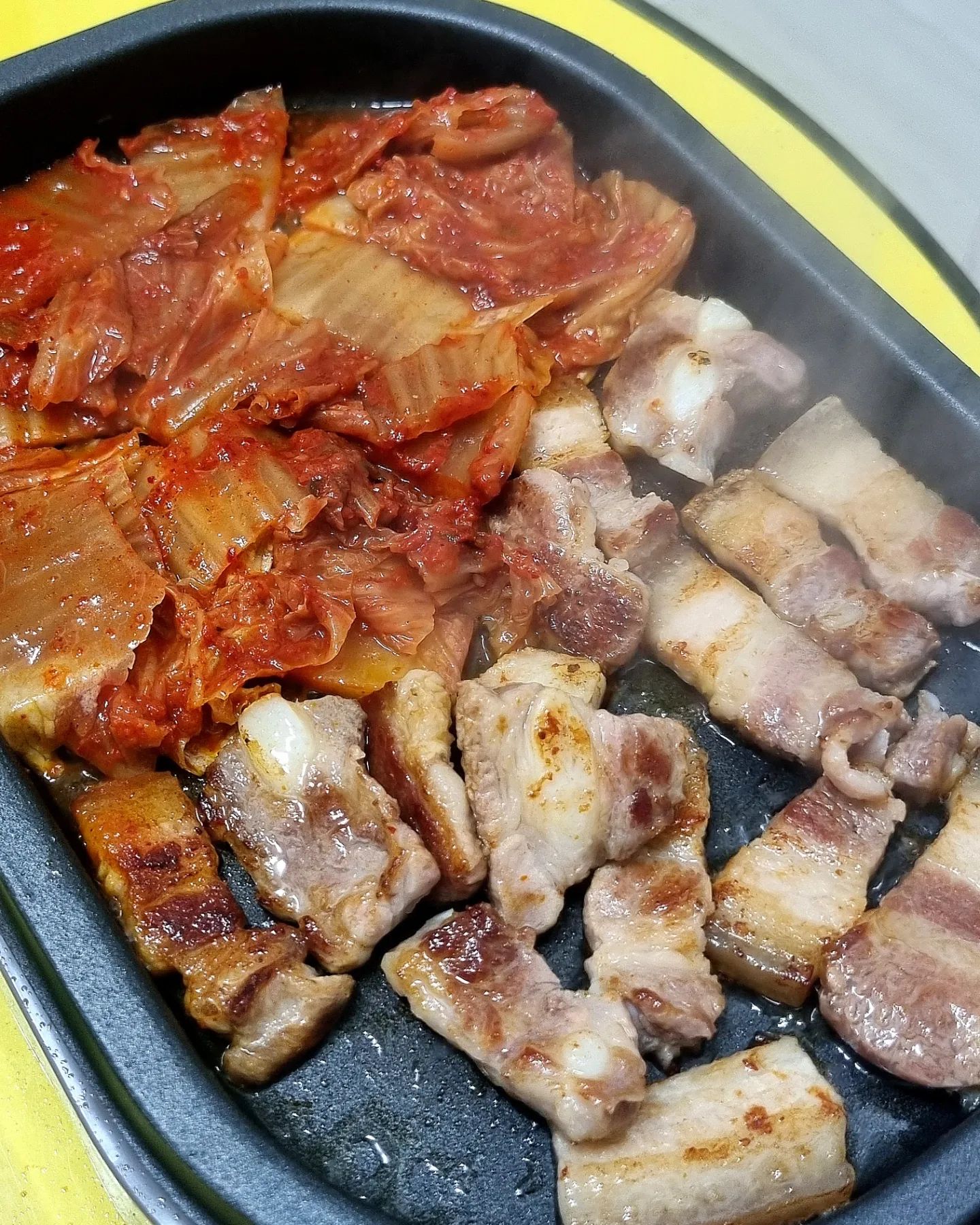 #챈이네

삼겹살 꺼내서 굽굽 해주고
기름 나오면 친구엄마표 김치를
싹뚝싹뚝 잘라서 구워먹기😋

매운음식은 진짜 잘먹는데 마늘은
고통스러워 먹으면 눈물찔끔..😵
위장 아프기 싫어서 굽굽해서 냠냠
눈 뜨자마자 먹는 고기는 맛나다

#챈이네집밥
#삼겹살요리
#묵은지요리
#삼겹살김치볶음
#혼밥추천
#집밥메뉴
#집밥레시피
#집밥스타그램
#저메추
#점메추
#선팔하면맞팔