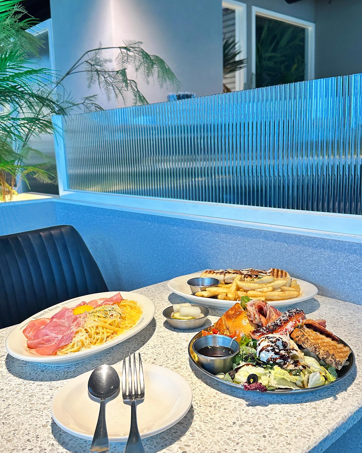 #협찬

우리딸이랑 비오는날
언제나 가도 맛있는 곳!
딸이랑 데이트 하러 #브런치빈 고고

맛있는 #까르보나라
#마이플래터 #그릴비프파니니
주무해서 맛있게 뇸뇸!!
메뉴도 다양하고 양도 푸짐~~

브런치&페어링 음료도 새로 출시
다음에 또 먹으러 다녀와야겠어요

브런치빈은 다양한 메뉴에
분위기까지 좋아서
연인,친구,가족들 모임으로 너무 좋아요 ~^^

매주 마지막주 수요일
브런치빈데이(삼삼오오이벤트)
*이벤트기간 : 매주 마지막주 수요일
*이벤트내용 : 33,000원 이상 구매시 (치즈인더파니니 1개 증정) / 55,000원 이상 구매시(스파이시쉬림프파스타 1개 증정)
*단,포장 및 배달 불가

브런치빈청라점
인천 서구 청라라임로 57 영화블렌하임 2층
0507-1467-0803
09시~21시(15시~16시30 브레이크타임)

.

#협찬 #청라맛집 #청라맛집추천 #청라카페 #청라카페추천 #청라브런치 #청라브런치카페 #청라파스타 #인천브런치 #인천브런치카페 #브런치 #빈브런치빈청라점 #청라브런치 #청라브런치카페 #청라데이트 #청라데이트코스 #인천데이트 #인천데이트코스 #인천맛집