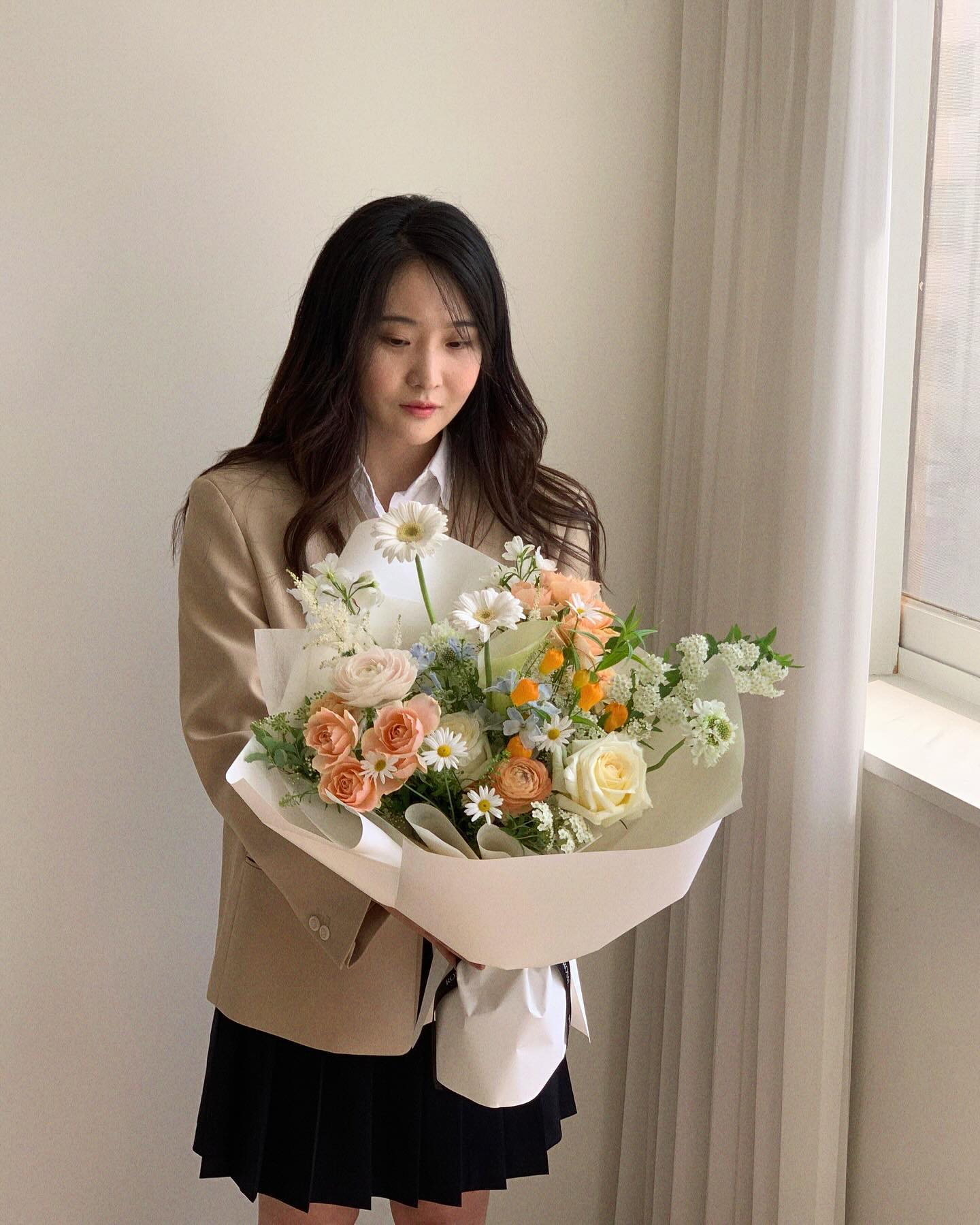 항상 배우는건 재밌어 ! 혼자서 끙끙 생각하면서 만들던 것들을 배움으로 해결이 되는 순간 ✨🫧
서울 자주 가는데, 갈 때마다 이젠 수업 듣고 그래야지 ㅎㅎㅎ~

#원데이클래스 #선유도꽃집 #서울