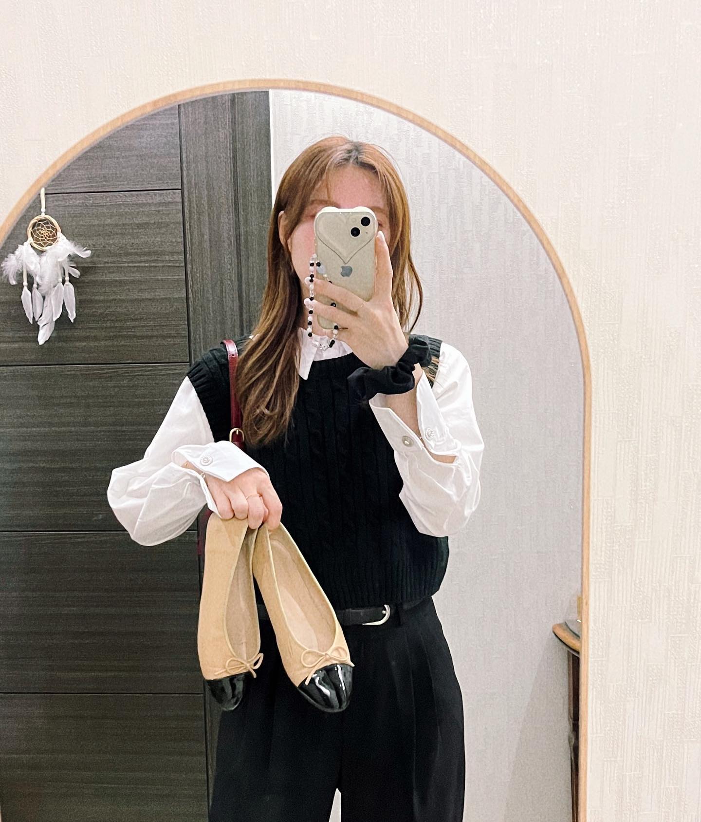 셔츠에 슬랙스 로퍼 기본에 충실한조합
좋아하는편❣️ #가을슬랙스코디 #로퍼코디
깔끔하고 단정해서 #가을하객룩 으로도 꽤괜인듯한 ..🧚🏻‍♀️
⠀
#가을뮤트 #웜톤코디 #쿨톤코디 #기본슬랙스코디