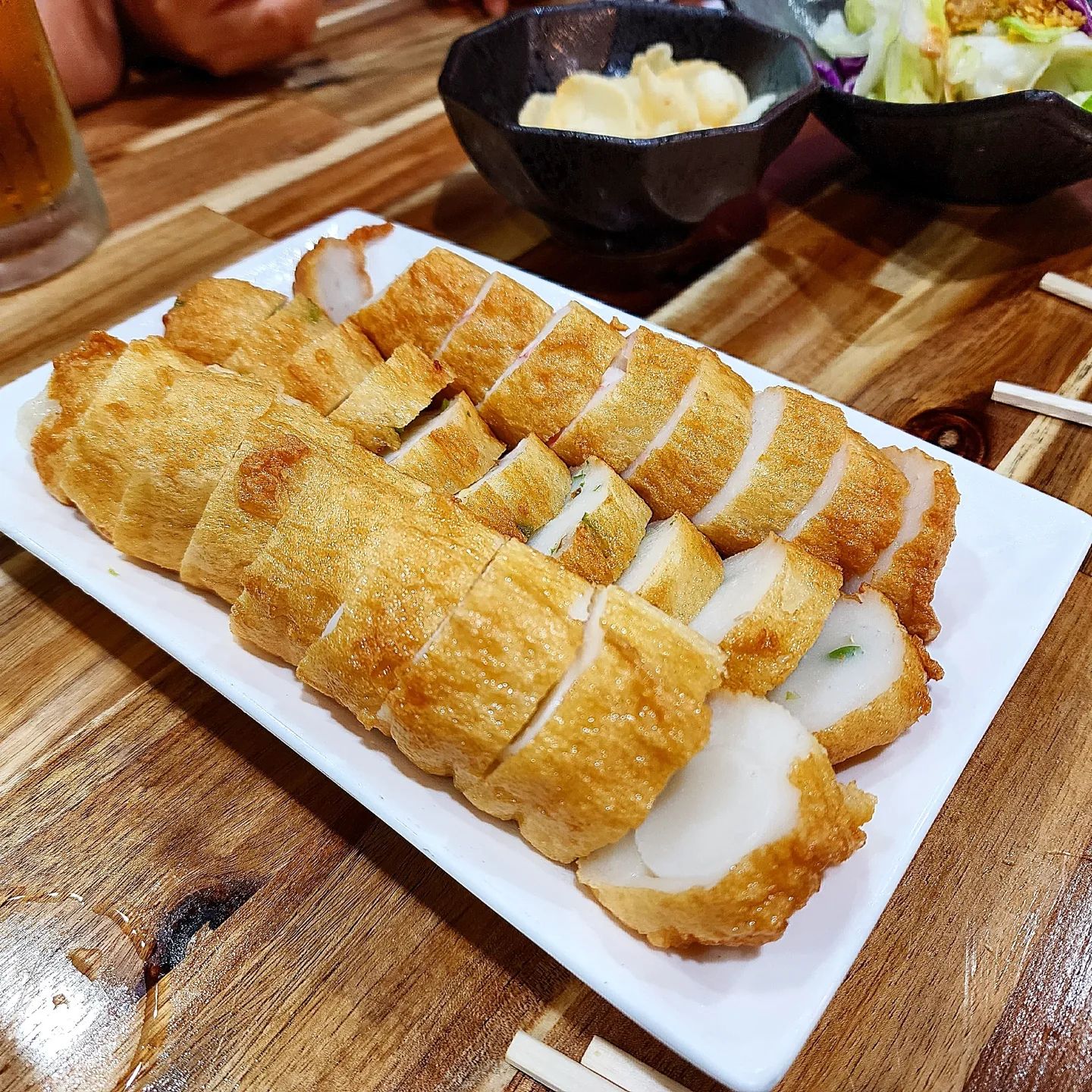 맛따라 어디든 가는 맛따라 GO!!

#신당동 #중앙시장 #이포어묵

1962년 개설이 되어 현재까지 
50여년의 역사를 유지하고 있을정도로 
오래된건 물론,
광장시장, 남대문시장과 함께 
서울 3대시장에 손꼽힐정도로 큰규모를 자랑했어요.

낮에는 상인과 손님들로 북적였을 
신당동의 서울 중앙시장.
그런 중앙시장이 이제는 서울의 주당들을 사로잡는
힙한 공간으로 변신했답니다.

그 중에 맛있는 기름냄새에 이끌려 간 곳은 
"이포어묵"이었어요. 🍥

✔️ 어묵 (개당) 💰3.5

기본 안주로 준비된 알새우칩은 
짭잘한 맛에 중독되어 쉴 새 없이
손을 바쁘게 움직이게 만드는 재주가 있어요.

통통한 어묵 속에 각종 소가 채워진 
각양 각색의 어묵들
큼지막한 소세지가 들어간 왕수제어묵,
고소한 치즈 가 들어 가 더욱 맛있는 치즈어묵,
톡톡 터지는 날치알의 식감이 특히나 재미있는 날치알어묵 등
골라먹는 재미가 쏠쏠합니다.
그래서인지 다양한 어묵을 
맛있는 술 안주로 즐길 수 있었어요.🍢

저렴하고 맛있게 2차로 가기좋본 이포어묵,
신당동 중앙시장 가시게 된다면 
강력추천합니다.

🏢 이포어묵
📍 서울 중구 퇴계로 85길 25 중앙시장 內

#맛따라_신당 #맛따라 #신당중앙시장 #서울중앙시장 #신당동맛집 #중앙시장술집 #어묵 #오뎅 #어묵맛집 #먹스타그램 #맛스타그램 #foodstagram