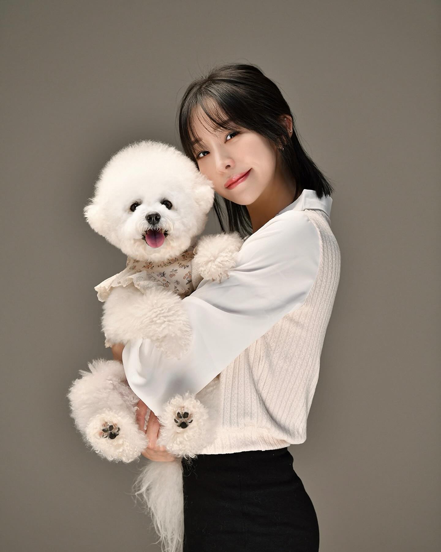 모찌랑 화보 찍었ㄷㅏ🩵🤍🩷
자연스럽고 편한 분위기에서 찍어서 그런지 둘다 표정 최고😆
#반려견 #반려견동반화보 #소라울스튜디오