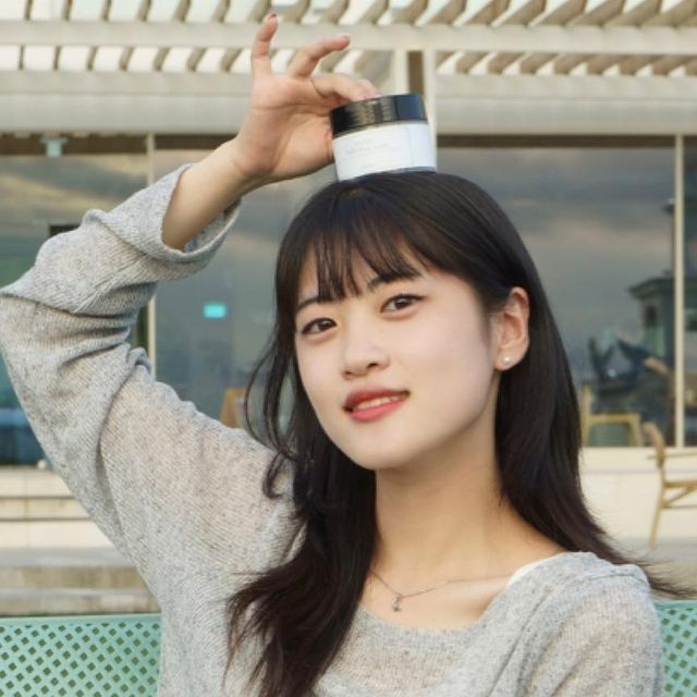  신진 on Instagram: "#디오메르 #협찬

춘천은 가뜩 더워서 화장 공들여도 땀 잔뜩 나서 피부 다 망가즤고,, 담날 화장하면 화장 다 뜨고 ^^!!!! 여름엔 이 최악의 굴레를 벗어날 수 없다 생각했뉸데 밤에 이 팩 하고 자면 그나마 촉촉한 피부를 유지할 수 있댜^^..

아 그리고 피부에 얹는 순간 옴청 시원함!!(이게 젤 맘에 들었음 ,, 팩은 역시 시원해야 대..)
글고 팩에서 치약 냄새가 나는데 첨엔 헉 넘 맵다!! 싶다가도 시원해서 계속 맡게 됨ㅋㅋㅋㄱㅋㄱㄱㄱㅋㄱㅋㅋㅋㅋ

암툰 수분패드도 궁금해소 사가지구 한번 써볼 생갹!!!!!🥹 이 팩은 진짜 맘에든댜!
모듀 디오메르 하세요옹~^^💛"