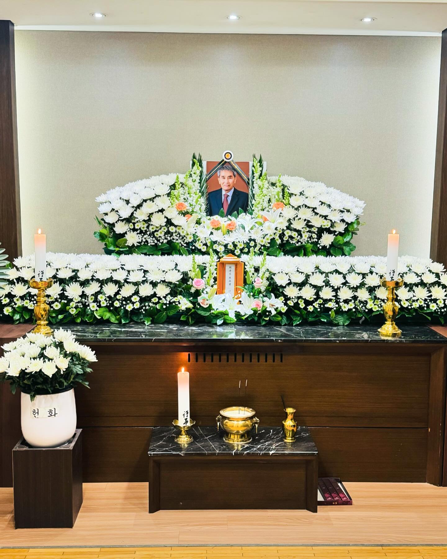 한때는 세상에서 제일 무서웠고
한때는 나의 술친구 였으며, 늘 자랑스러웠던 내 아버지..
사랑해요..벌써 보고싶네요..
-
-
#사랑하는내아빠❤️ #딸바보 #나를너무사랑했던 #가족을위해선뭐든하는 #자랑스러운우리아빠 #엄마잘챙길께 #울아빤분명좋은곳으로가셨을꺼야 #2월26일