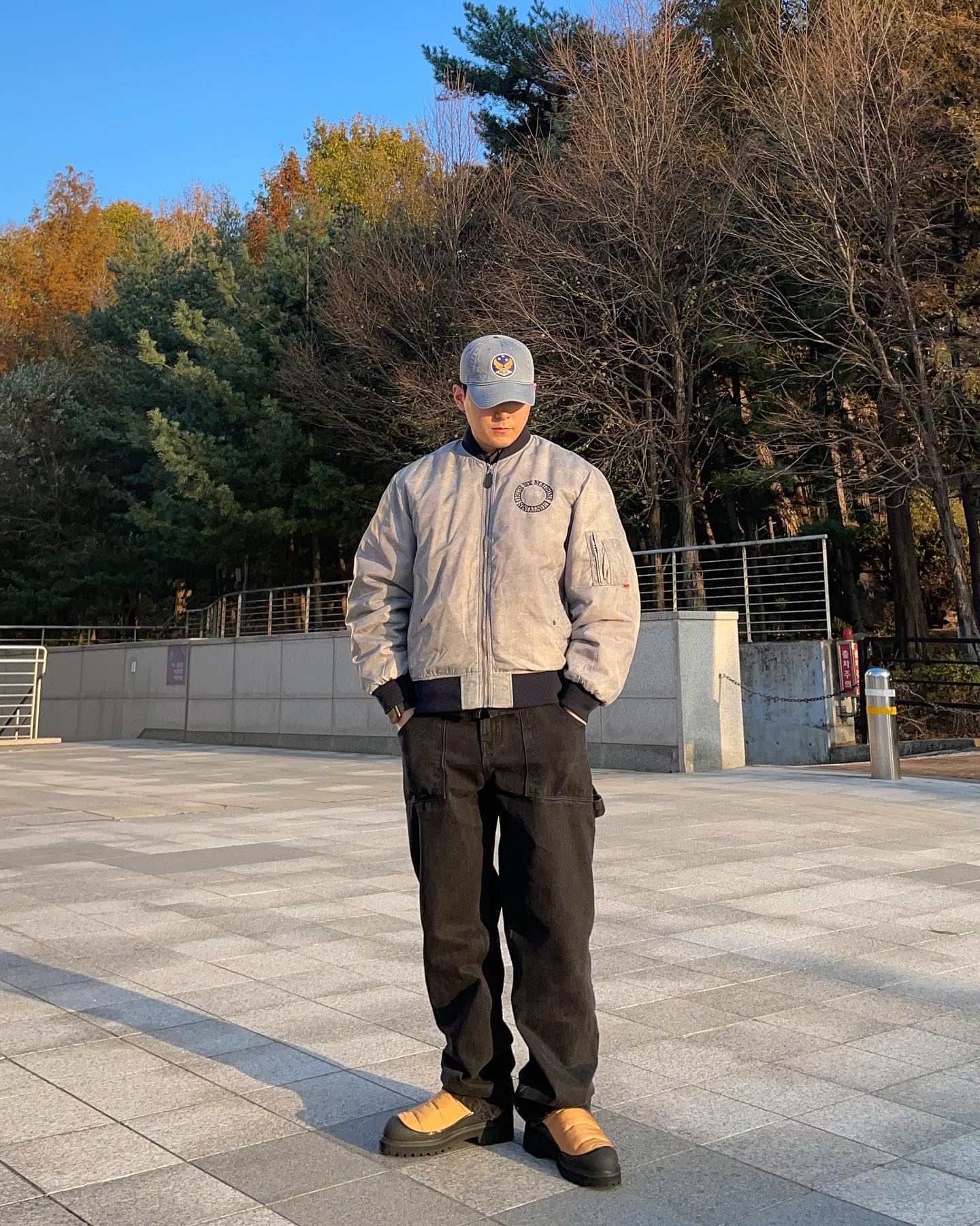 팀버랜드는 제 고등학교 시절 만년 워너바이 신발이었어요.
지금은 3켤레나 있는데 하나 또 추가되었어요.
아 죄송합니다. 자랑은 아니고요. 뿌듯하네요...

팀버랜드가 이번 겨울 
움베르토 레온과 퓨처73 협업 컬렉션을 선보입니다.
제가 신은 퍼프슈즈는 나일론 립스탑 갑피와
400그램의 단열재를 사용하여 새로운 실루엣으로 탄생했습니다.
6인치 비브람 아웃솔과 뒷면의 드로스트링은 편안하게 사이즈 조절 및
착용이 가능합니다.
이번 콜라보 온라인스토어와 11월말까지 진행하는 더현대 서울 팝업 스토어에서 한정 수량으로 만나보실 수 있습니다.

#광고 #팀버랜드 #timberland #팀버랜드50 #timberland50 #옐로부츠50주년 #친환경패션 #친환경신발 #변화를향한대담한도전 #builtforbold