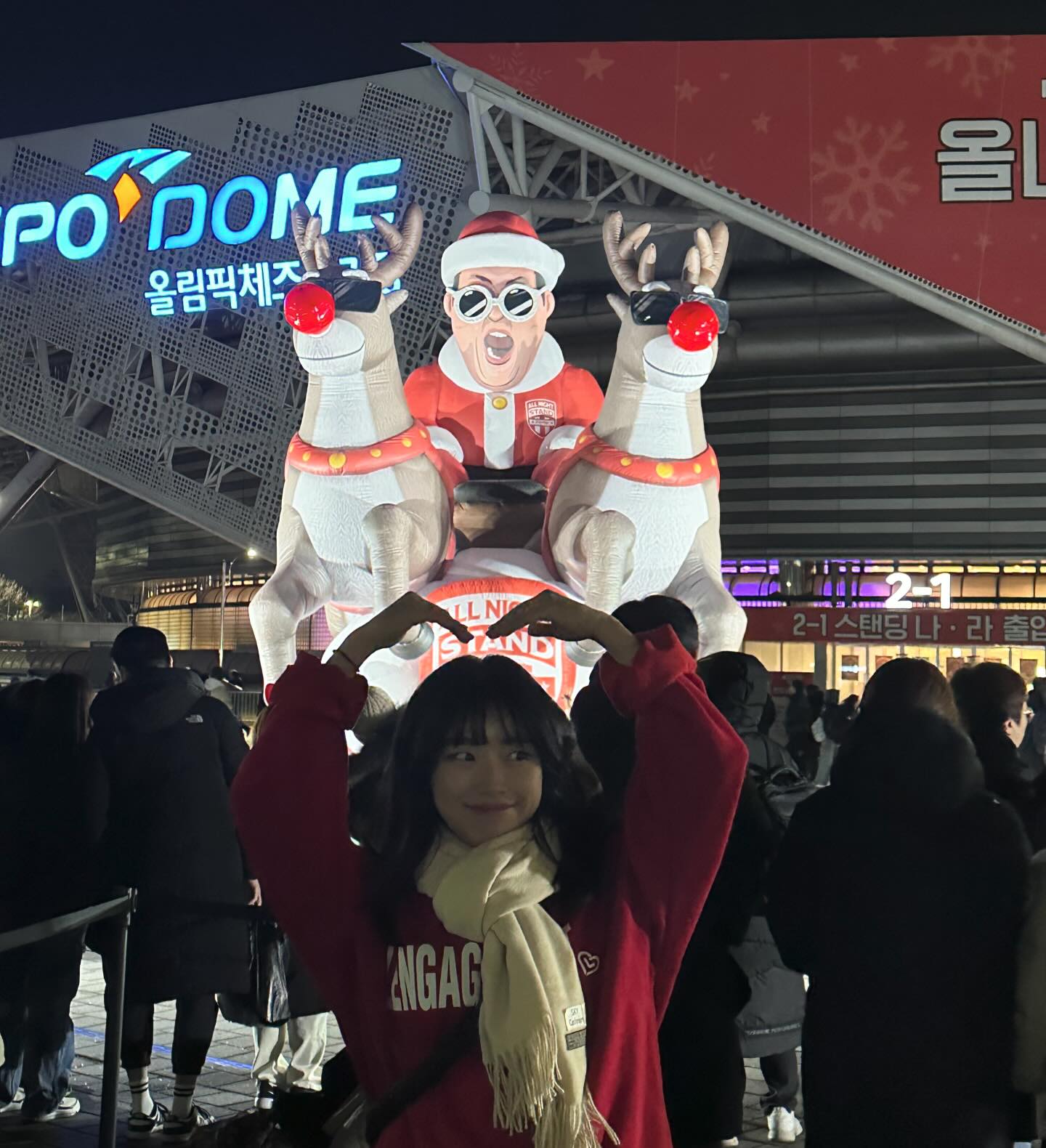 2년째 함께 보내는 크리스마쭈 🎄💗

커플 후드티와 콘서트 티켓까지 꼬마오 ✨

올나잇 걱정했는데 우리 처음부터 끝까지 잘 즐겼찌!

우리 콘서트 체질 ❔

#싸이 #싸이올나잇스탠드 #싸이올나잇스탠드2023 
#내년은 #흠뻑쇼 #🩷 42psy42 #최고❤️ 
#콘서트 #콘서트추천 #데이트 #서울데이트 #크리스마스 #연말 #연말룩 #올리픽공원
