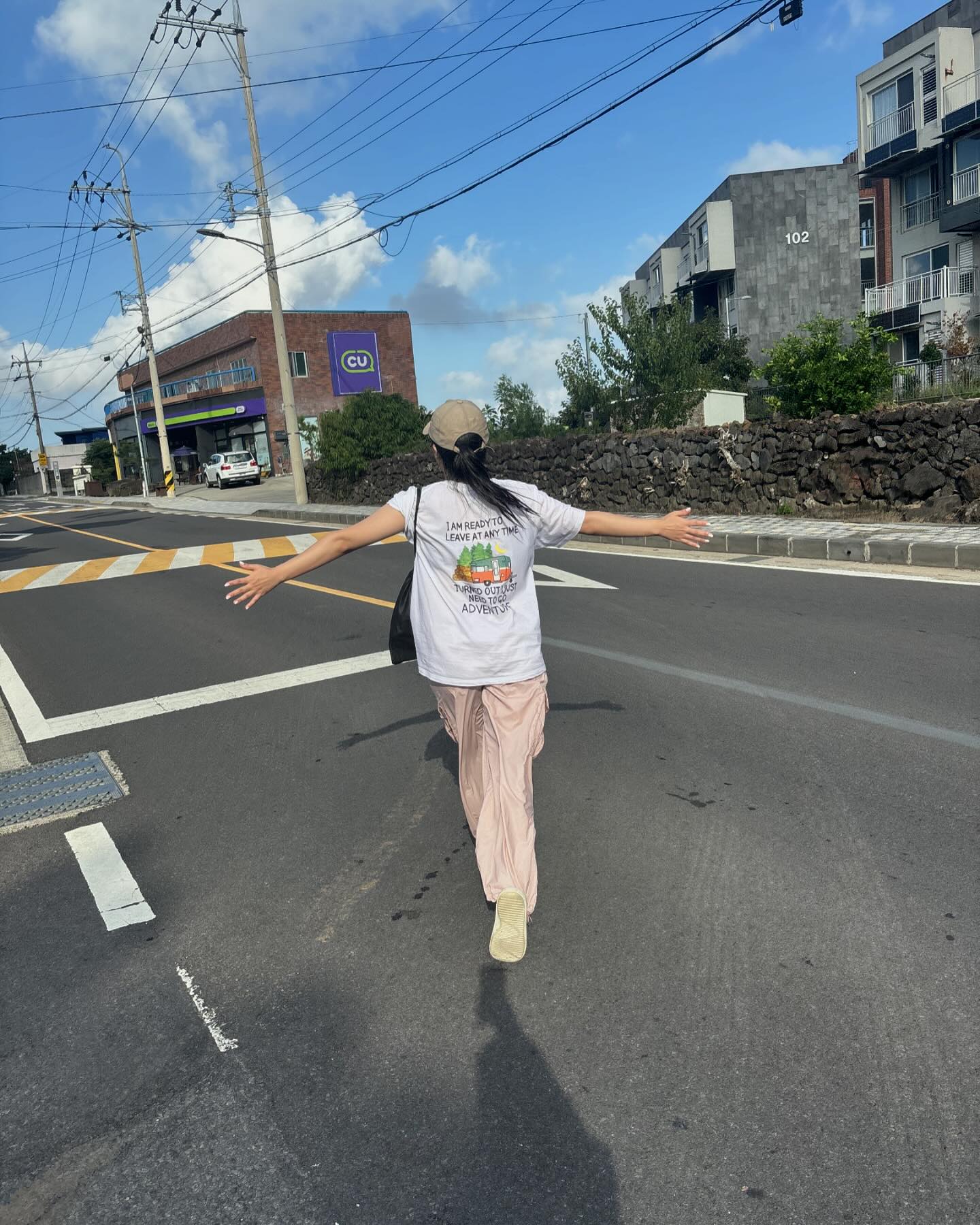 추석의 제주
혼자서도, 엄마와도, 넘 따뜻한 기억 잔뜩

그 중 단연 최고는 jejubookhome 에서의 하룻밤이었음
내가 바다 수영을 하게 될 줄이야!