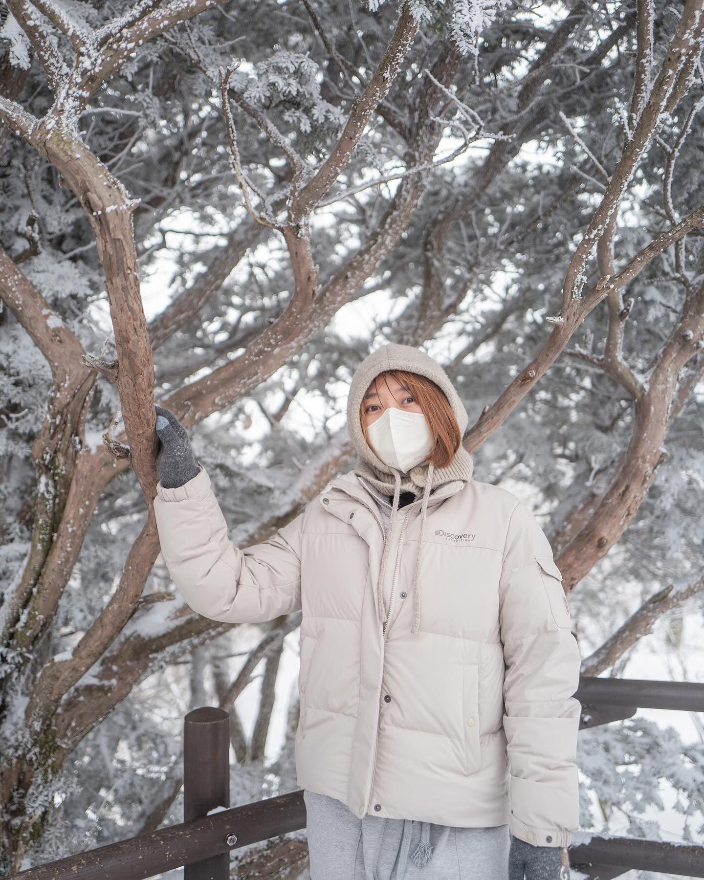 작년 #덕유산눈꽃 ❄️ 보러갔을때
함께여서 재밋고 신났고 곰탕이어도 좋았지만 너무 추웠다🥶
나중에는 표정이 😑 이래된게 사진에 다 나오네 ㅋㅋ
올해는 핫팩 더 챙겨가야지 🥶🥶🥶

사진 고마워 _red.b_daily_life 

#덕유산 #덕유산향적봉 #부부스타그램 #부부일상 #부부여행 
#라이카x1 #라이카q #눈꽃 #눈꽃산행 #국내여행 #슬링백
#koreatravel #winteroutfit #winterkorea #koreatrip
