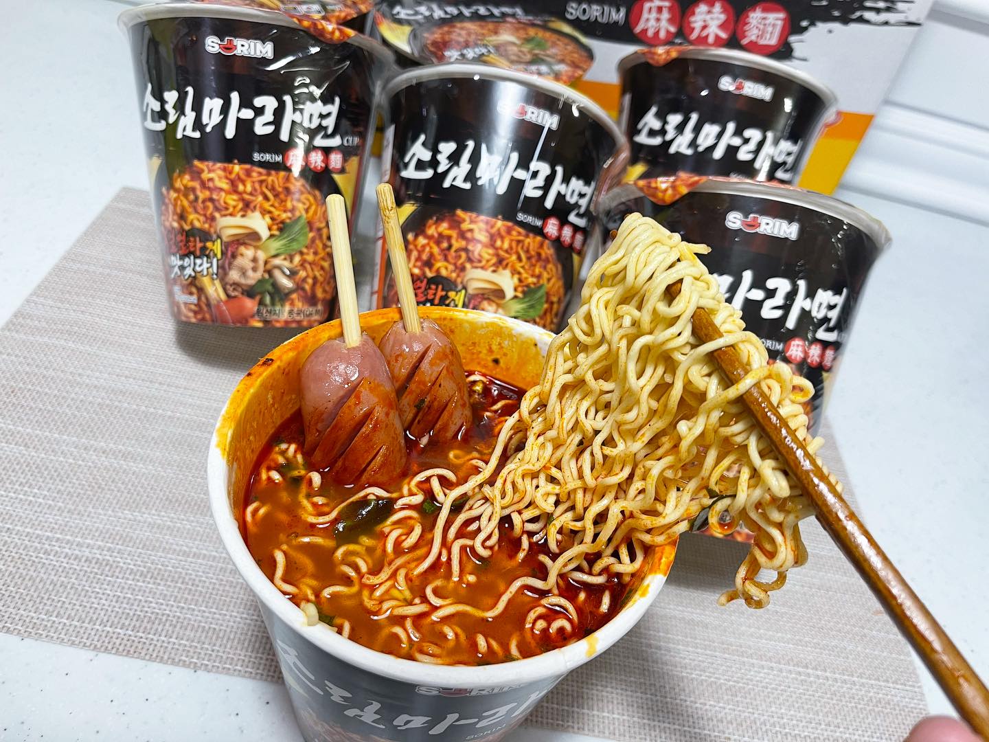 오늘의 #협찬 (아윤이 먹방동영상 있음🤣)
-
오늘은 인친님이신 여름님께서 소림마라 컵라면을 보내주셨어요! 
-
소림마라 컵라면은요 !👀
중국 최대 생산시설 보유와 세계 탑10위안에 드는
라면 전문기업 [진마이랑]과 Co-worker으로 출시되어
GC컴퍼니와 진마이랑의 연구로 최적의 맛을 살려서
전세계 마라러버들의 입맛을 사로잡았다고해요 ! 

Global No.1 마라브랜드
소림마라의 마라탕을 초간편하게 즐길수 있는
소림마라 컵라면! 아니.. 초2 아윤이가 요즘 마라에 빠졌어요

학교에서 급식으로 마라탕이 나왔거든요?
그후로,, 마라탕먹고싶다〰️ 노래부르다가
이번주 학원에서 마라탕데이가 있다고 자기도 먹고싶은데
선생님이 매워서 2학년은 못먹는다 했다고ㅋㅋㅋㅋ
자기 마라탕 먹으러 가고싶다고 하는거있죠👀

그래서 준비했다! 
GC컴퍼니 소림마라면 +소시지두개😍

얼얼한 마라향이 은은~하고 매콤하게!
한국인 입맛에 딱! 맞췄더라구요 ˃̶᷄‧̫ ˂̶᷅๑
맛있게 만들어서인지 중국으로 역수출을 하고있데요! 

아니,, 아윤이가 넘 맛있게 먹어서 저두 하나먹구요ㅋㅋㅋㅋ(소스는 반만넣음)
저 마라랑 안친한데 소림마라는 중독적이게 맛있어요!
이거 이거 먹을수록 매콤~ 얼얼하고 매운데?

열심히 먹는거보니 인정인정♥️

ㅡㅡㅡㅡㅡㅡㅡㅡㅡㅡㅡㅡㅡㅡㅡㅡㅡㅡㅡㅡㅡㅡㅡㅡㅡㅡㅡ

오늘은 코스트코 장보러 다녀오고
여기저기 볼일보느냐 시간이 순삭이였어요~ 
정신없이 학원 픽드랍다녀오니 벌써 이시간! 

울님들 오늘도 고생많으셨어요~ 편안한 저녁되세요 ♥️
ㅡㅡㅡㅡㅡㅡㅡㅡㅡㅡㅡㅡㅡㅡㅡㅡㅡㅡㅡㅡㅡㅡㅡㅡㅡㅡㅡ

♥️ 전국 편의점에 구입 가능합니다 !
이마트24 , 세븐일레븐 , 미니스톱 , 롯데슈퍼에도 입점되어 있습니다.
♥️ 인터넷 주문
쿠팡과 네이버스마트스토어를 이용해주세요 ! 

💌제품문의는 sorimmara_official 
또는 검색창에 ❝ 소림마라컵라면 ❞ 을 검색해주세요❤︎

#소림마라 #소림마라컵라면 #소림마라사발면 #이마트24 #세븐일레븐 #미니스톱 #gc컴퍼니 #마라컵라면 #마라사발면 #마라맛집