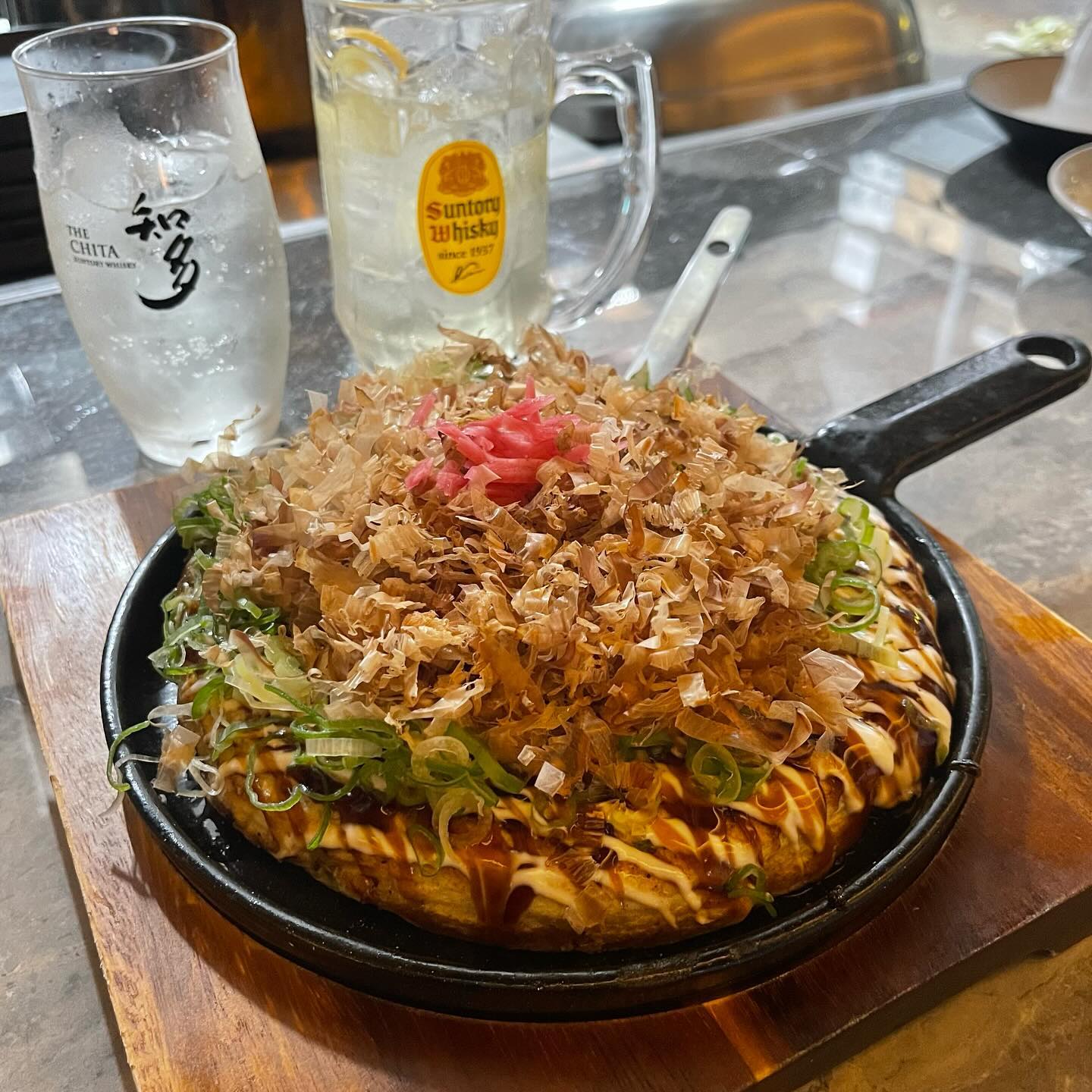 #협찬 오코노미야끼 맛집 !! 
하이볼 비율 최강 맛집 !!
철판 맛집[호요 구디점]에 다녀왔어요😍 
.
이 글을 쓰는 지금 오코노미야끼를 보는데 와… 군침돌아요😚
정말 오코노미야끼 찐 맛을 보고 싶다 하시면 [구디 호요]를 가셔야합니다🙌🏻💖💖💖 
4등분으로 해서 한입 크게 크게 먹는데 와 호로록 넘어가고 맛있어요!! 그리고 포만감도 엄청납니다 배 두드리면 서나올 수 있어요 헤헤
.
이렇게 먹고나면 또 뭐먹을까 다 맛있어보이는데 
다음 메뉴는 뭐먹지 뭐먹을까 즐겁고 맛있는 고민이 들었어요 🤔
연어 스테이크가 자꾸 아른거려서 주문했는데 🌟대성공🌟
.
연어스테이크를 주시는 소스에 양파를 찍어가지구 와사비 사악 올려서 먹으니 와💚
그리고 산토리 하이볼이 진짜 미친맛이거든요 비율이 기가막혀요
오코노미야끼 먹으면서 한잔 드시구
연어스테이크 드시면서 한잔드시면 와…👏🏻👏🏻👏🏻👏🏻💖 
진짜 꿀맛이에요
퇴근하고 들렸는데 감동적 😭😭😭
.
구로디지털단지에 직장인분들 많으시잖아요? 깔깔거리쪽에 있어서 지하철이랑도 진짜 가까워서 위치도 좋아요!!
.
하루의 피로, 야근의 피로를 사악 날려버릴 시원한 하이볼 한잔 하시면서 오코노미야끼 와 연어스테이크 야무지게 드시는거 추천합니다👍🏻❣️

#협찬 #호요 #철판요리 #혼술 #맛집 #구디역 #구로디지털단지역 #구디맛집 #구로디지털단지역맛집 #구디 #구디역데이트 #구디데이트 #대림맛집 #대림역맛집 #맛있는집 #생연어 #분위기 #데이트 #소개팅 #가쿠빈 #하이볼 #호요구디점