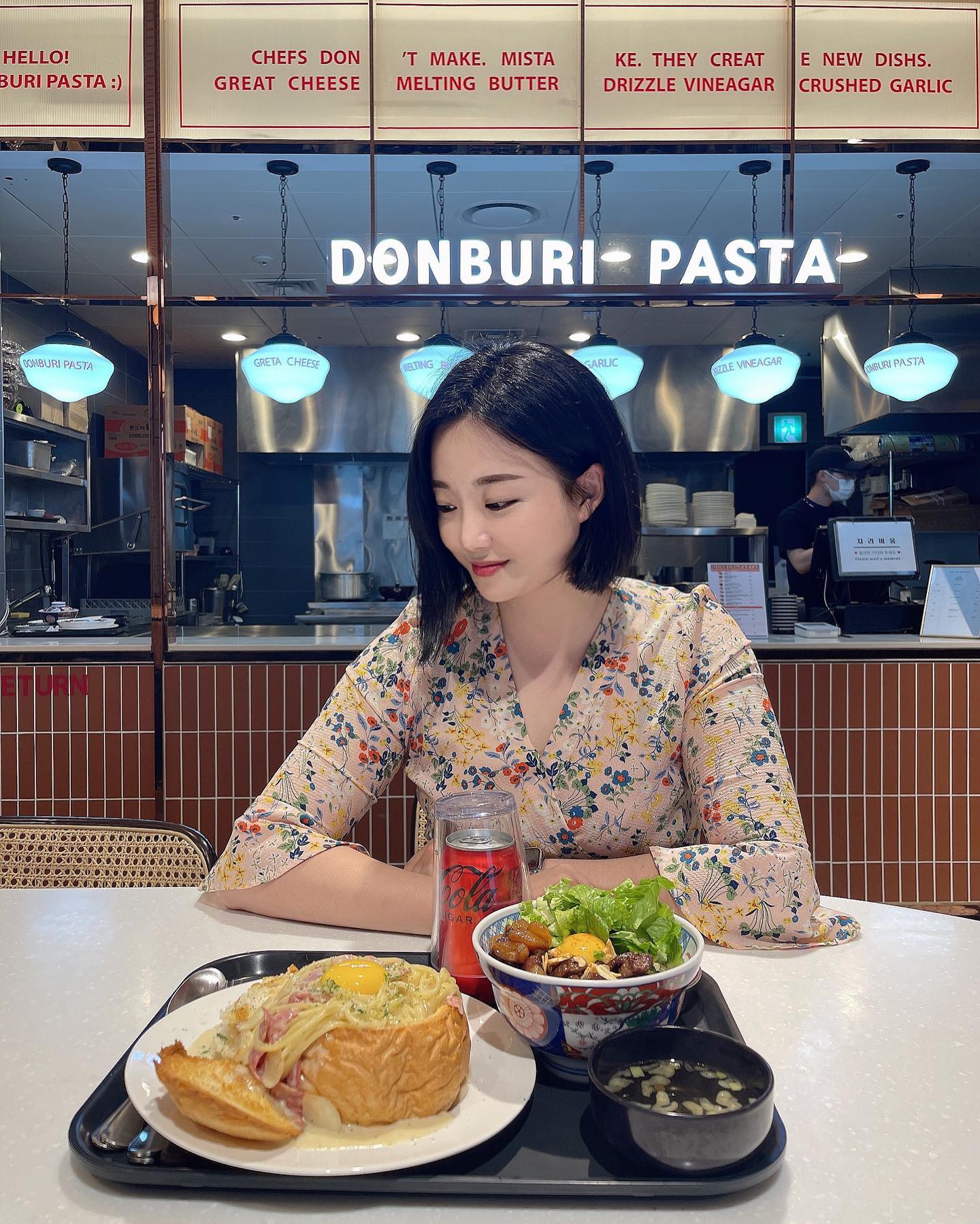 #협찬 

파주 돈부리파스타(신세계프리미엄 아울렛 파주점)😋

빠네&갈릭스테이크동 맛집 돈부리파스타🍝🍲
파스타는 빠네만 먹을정도로 크림파스타 러버거든요~
베이컨, 갈릭, 크림소스에 마지막 계란노른자 톡!🥚
짭쪼롬한 크림소스에 비벼 먹는데~ 입안가득 고소함이😭
입속이 너무너무 즐거웠어요🥹🥹

파스타를 다 먹고~ 크림소스가 촉촉히 적신 빵을 먹었는데
너무 부드럽고, 빵과 파스타 조합이 완전 훌륭했어요오!!
파스타 잘 안 먹는 남편도 너무 맛있다고 흡입하더라구요
역시 파스타 맛집이라서 그런지 다르긴 다르네요💯
빠네 먹고싶을때마다 돈부리파스타 오려구요~~

인기메뉴 중 하나인 갈릭스테이크동도 먹어봤어요~
근데 이게 왠걸..‼️ 고기양 실화인가요..??🫢🫢
고기반 밥반~ 완전 숟가락 풀때마다 고기가 가득하네요!!
다른집에서도 먹어봤지만 이렇게 인심 좋은 곳 처음이에요
맛은 또 왜 이렇게 맛있어요?? 입안이 녹아내렸어요🫠🫠

남편이랑 같이 신세계프리미엄 아울렛 구경하고~
돈부리파스타에서 맛있는 음식 먹고~
완전히 퍼펙트한 데이트코스였어요~❤️❤️
지인들한테 추천하려구요!! 데이트코스로 완전 딱이에요!
3층 TASTE VILLAGE 안에 있으니까~ 꼭! 참고하세요~!!

🏷️ 경기 파주시 탄현면 필승로 200 3층 TASTE VILLAGE
⏰ 월~목 : 10:30~20:30, 금~일 : 10:30~21:00

#돈부리파스타신세계프리미엄아울렛파주점 #파주맛집 #파주데이트 #파주프리미엄아울렛맛집 #파주양식 #파주프리미엄아울렛양식 #돈부리파스타