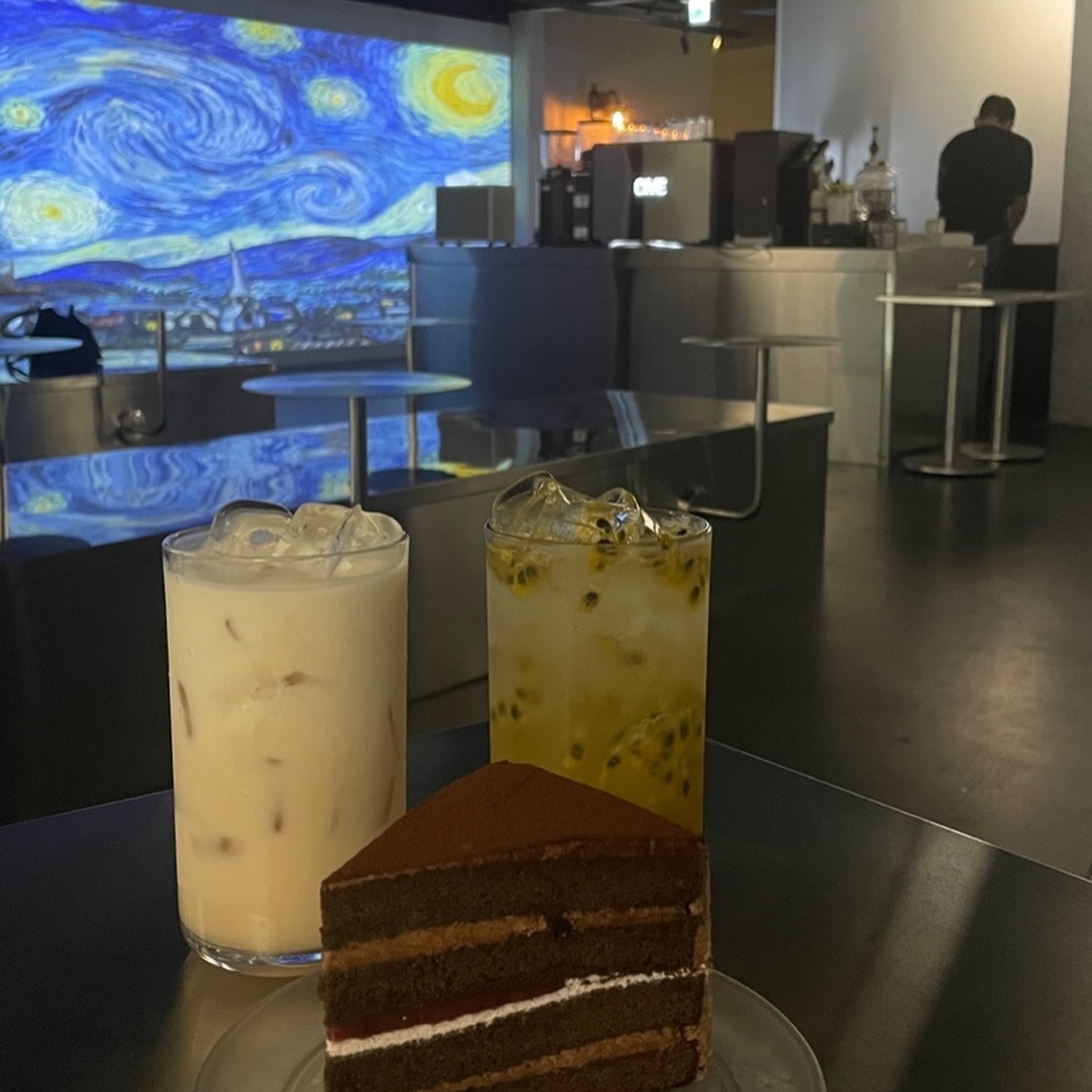 #협찬

부산 전포 까사데룩 ☕️

부산최초 갤러리카페 반고흐특별전 사진맛집인 전포에 있는 까사데룩에 다녀왔어요:)

카페 전체가 포토존이라 전포동데이트하실때 추천합니당!!

#전포카페 #전포동카페 #전포동데이트