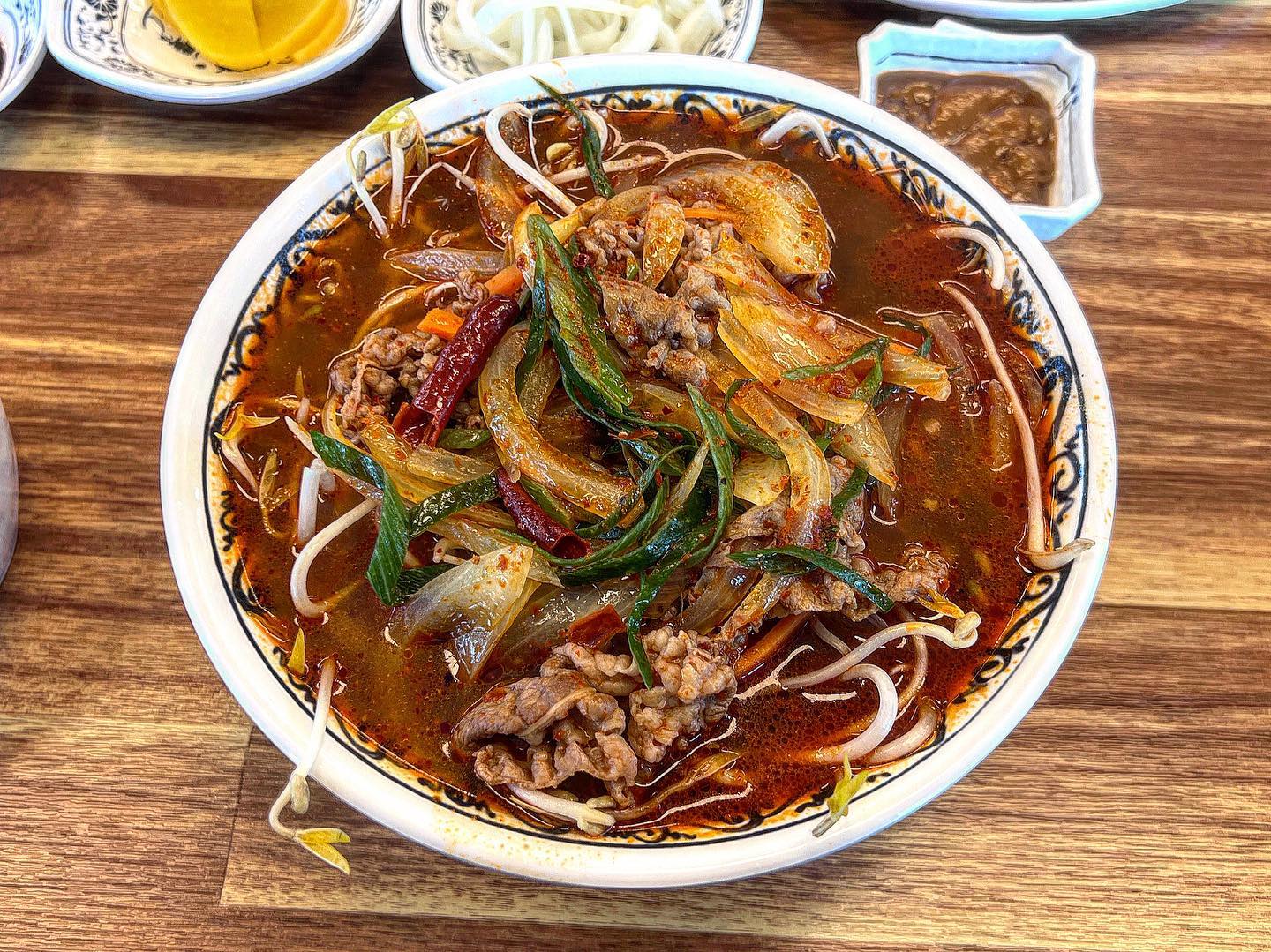 #혼가이베트남쌀국수 #진천맛집
진천 골프장 근처에 맛있는 쌀국수 집을 다녀왔어요❤️
육수를 직접 끓이셔서 그런지 깊은 맛이 느껴지는 시원한 국물이에요
해장에 쌀국수 하는 사람 나뿐인가..?💓
마라맛 쌀국수는 마라탕 저리가라입니다!
사이드도 먹을게 넘쳐나요.. 썸머롤 존맛탱
.
.
.
#진천쌀국수 #진천 #사석맛집 #진천가볼만한곳 #진천골프장맛집 #진천골프장 #골프존카운티진천