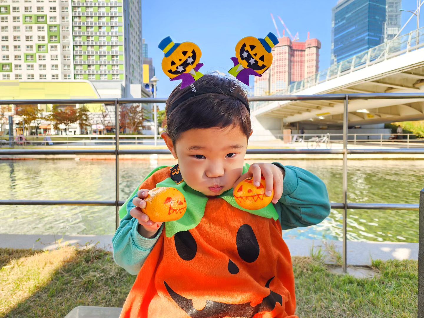 외국인들이 주체하는 할로윈 파티에 초대되어 다녀온 빡거녕이 👻

제일 어린 꼬마 손님에 영알못 엄마 조합이라 걱정했는데 자기 잘할 수 있다고 가고 싶다고.
형누나들하고 공원 돌며 사탕도 나눠주고, 만들기도 하고. 너무 재미있었다고 함 😄

끝나고 공원에서 동네 축제도 해서 재밌게 놀다 들어옴.

행복한 일은 매일 있다 정말 🥰

#안녕우리바다🐳🦈 생후1662일 ✔ #생후54개월 #만4세 #예쁜5살 #말썽꾸러기 #아들바보 #키즈모델 #남아코디 #빡거녕이머문곳 #할로윈파티