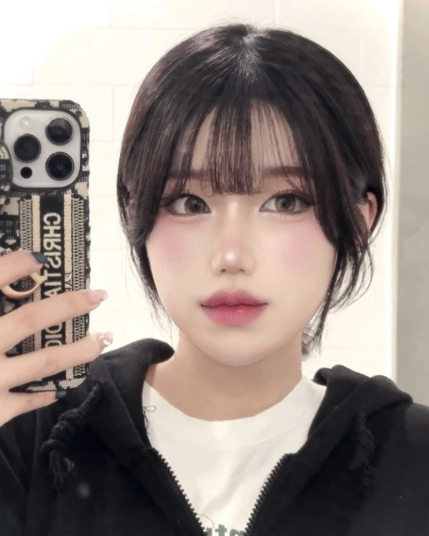 #제품협찬 

제 눈은 눈에 비해 눈동자가 작은편이고 짙은 갈색이에요
평소 착용 직경은 13.5-13.8 입니당

렌즈 보자마자 엄청 화려해보여서 데일리로 힘들까봐 걱정했는데 세상에 보이세요 ? 데일리로도 완전 가능한 저 색감 ㅠㅠ 🤍 오트밀이라는 이름에 맞게 베지이빛으로 물든 제 눈동자 좀 보세요 ! 
#마이피픈 #피픈 #물방울렌즈 #비브오트밀 #브라운렌즈 #웜톤렌즈