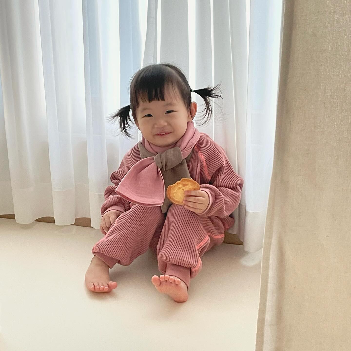 ꕀ 
요즘 머리에 뭐만 있으면 다 풀어재껴서
예쁘게 삔도 못 꼽아주고 🥹
머리 예뿌게 묶는 애기덜 부럽다구요...

머리풀기 전에 후다닥 사진찍기 ㅋㅋㅋ
보기만해도 편해보이는 크로플 set
요즘 핑크에 꽂힌 엄마는 요걸로 픽 !

배색머플러 브라운 x 핑크 조합도 취저 🩷🤎

나들이룩이나 얼집 등원룩으로 딱이고
집에서도 편하게 입을 수 있어 휘뚜루마뚜루ꕀ

건조기 돌리면 줄어든다고 하니
한사이즈 크게 주문해서 건조기돌려 입혔는데
여유로운 힙한 핏이 딱 예뻐요 💖

mewi_atelier 
◦ 크로플세트 - 핑크 m 
◦ 배색머플러 - 핑크브라운

/ 20months 83cm 11.5kg

#뮤이즈2기 #뮤이아뜰리에 #아기등원룩 #아기데일리룩