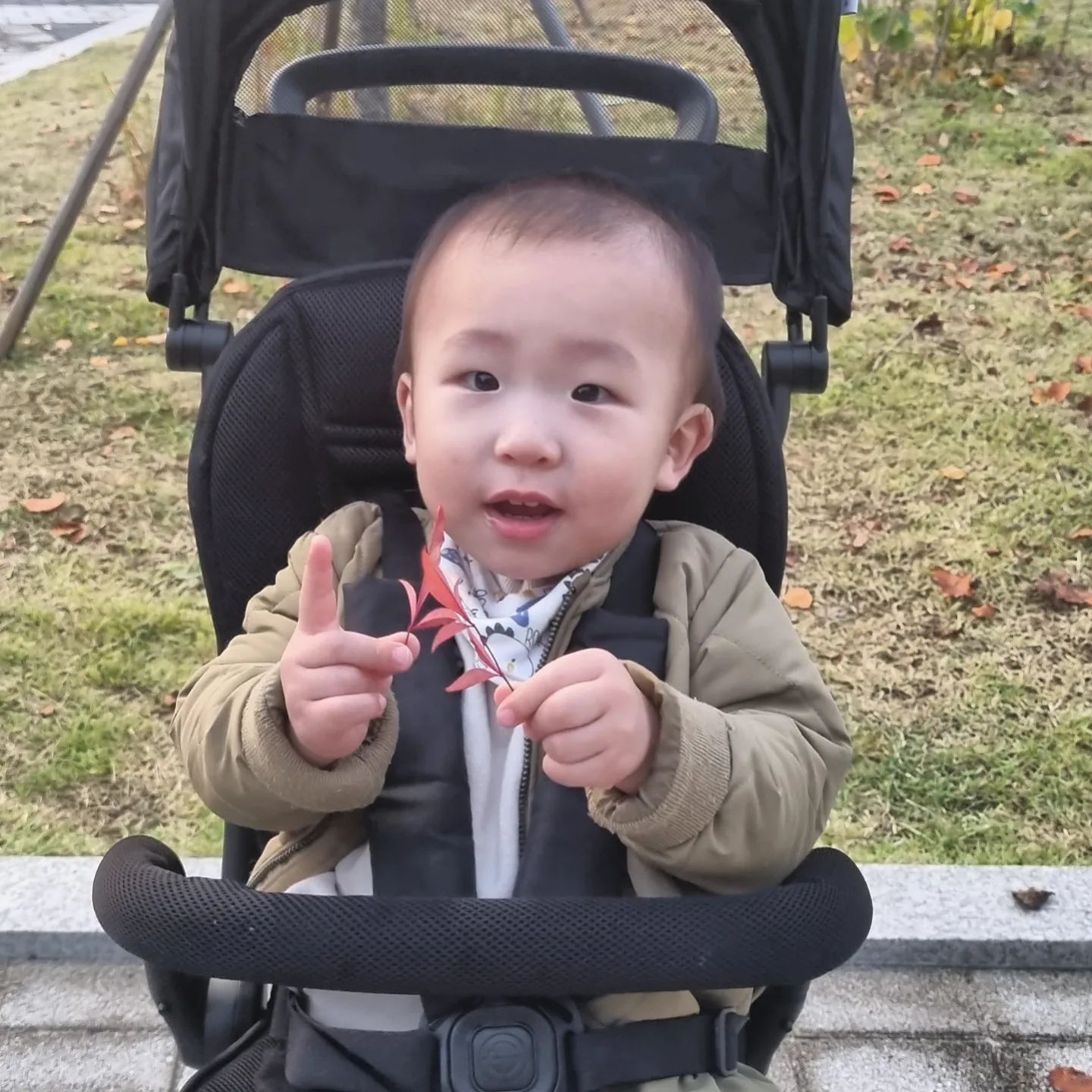 🍁

동네 놀이터에서 가을 느껴보기
빨강빨강 외치던 우리 아들
neul.0303

#선물 받은 윰차타고 선선한 바람 느껴보기🩷
😄

오늘도 사랑해 또 사랑해🩵