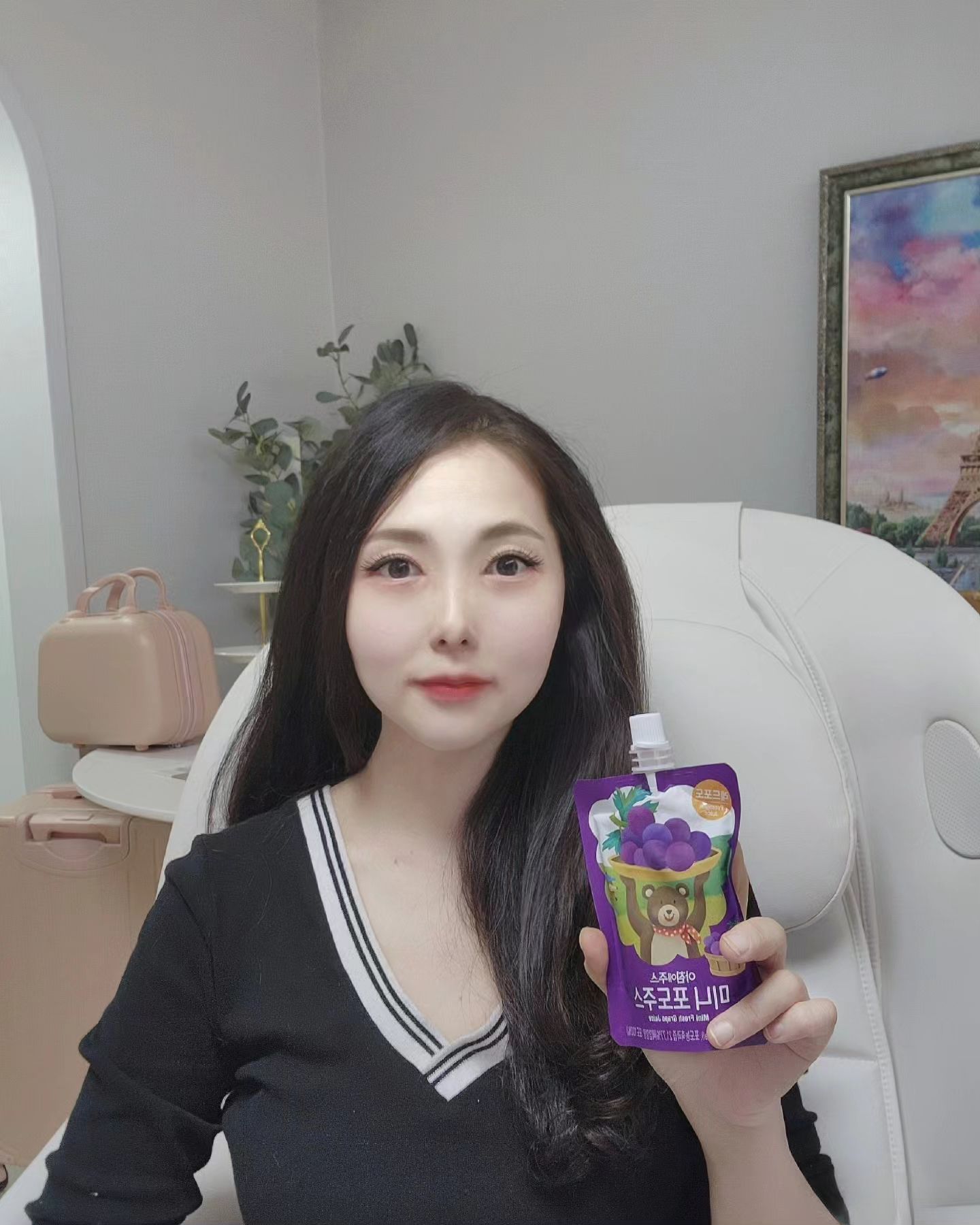 #협찬_ #광고_ 홈카페놀이는
감성적인 인테리어로 집꾸미기~

겨울 인테리어 소품이랑 화이트 가구로
감성적인 홈카페 놀이 하네요~ 

포도~사계절 정말 많이 먹는 과일~!
겨울에도 홈카페에서 음료수로 마시면서
힐링타임~! 

집에서는 홈캠핑, 홈카페로 
야외에서는 피크닉, 캠핑장, 
맛있게 과일음료 챙겨먹을래요~ 

겨울에 어울리는 홈카페에서 
더 다양한 디저트카페로 만들어볼래요~ 

#유료광고 #제주사랑댁 #이너뷰티 #패션계정맞팔 #오늘오오티디 #다이어트소통 #패션인플루언서 #쥐띠예준맘