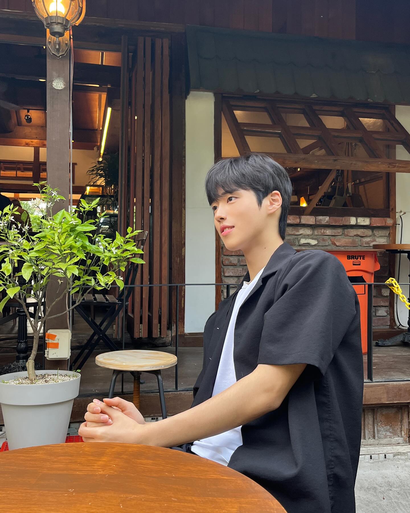 오늘의 경우 ☕️🍃

#카페 #오오티디 #06 #패션 #셔츠코디 #반팔셔츠 #반팔셔츠코디 #코디 #일상