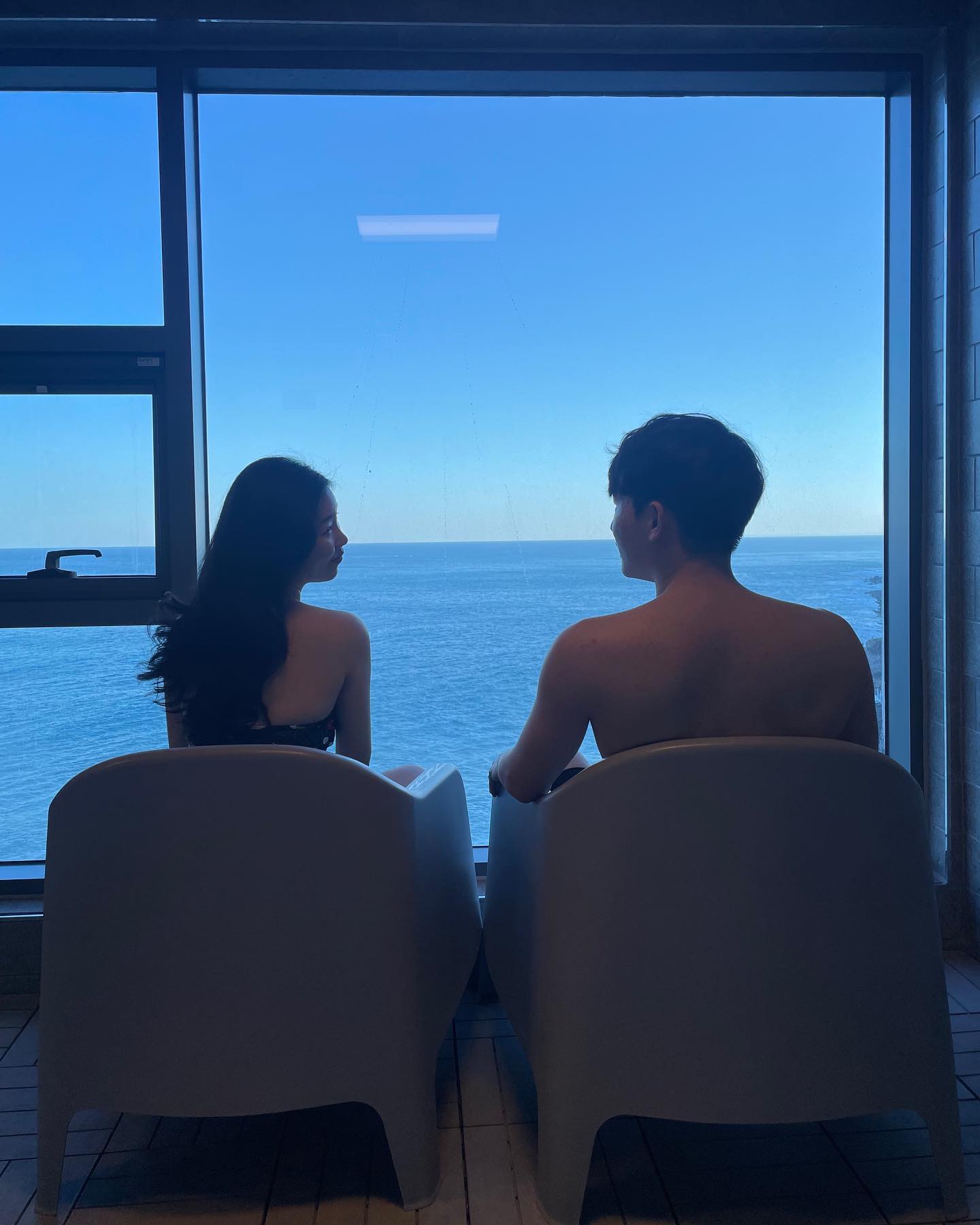 한겨울 노출샷 등장📸

일몰, 일출 다 보고
바다멍까지🌊

평생 나랑 놀아줘야해!🩵

#시포트리조트 #영덕펜션 #영덕여행 #영덕풀빌라 #영덕오션뷰 #영덕오션뷰펜션 #영덕숙소추천 #럽스타 #부부스타그램 #벌써화요일시간빨라 #오션뷰펜션