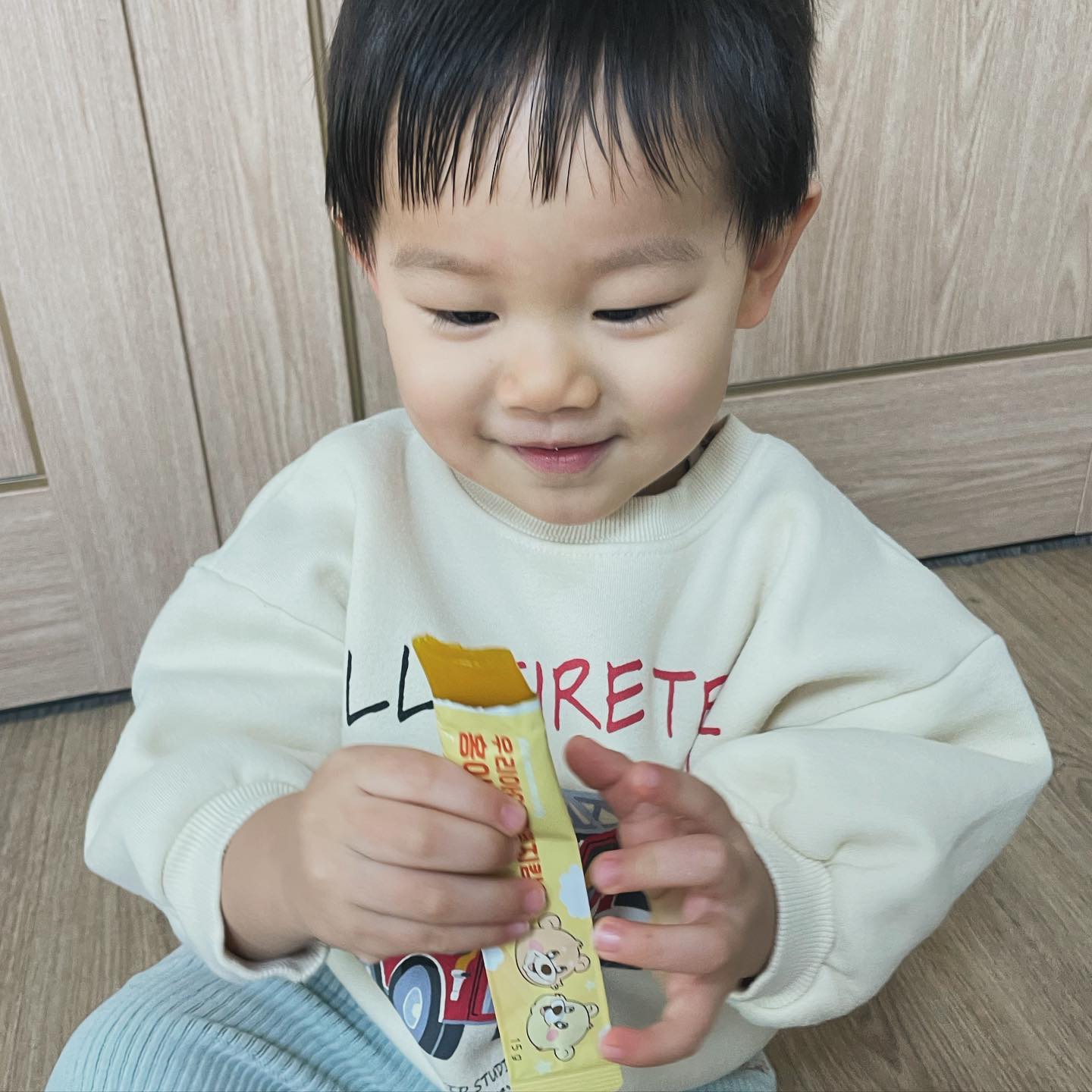 k__jenny 보내쥬신 홍삼젤리💛💛

우리우주 곧 27개월
아기때부터 뱃골이 크지 않아서 잘 안먹어서
식사나 영양제에 엄마가 아주 신경쓰는편!!

우주는 홍삼은 홍키* 먹였었는데(액기스형)
더 먹기 편한 젤리형 #홍이타미 
게다가 후루츠망고맛이라 홍삼인지도 모르고
맛있는 간식처럼 먹는다🫶🏻

울우쭈 면역력지킴이 홍이타미 꾸준히 먹자아🤍