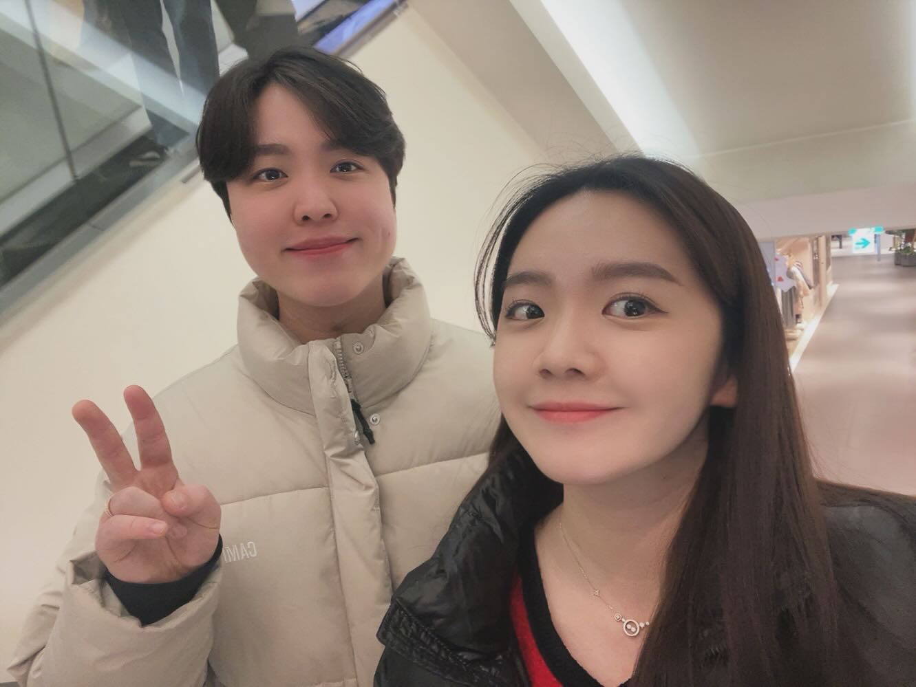지금보니까 아파보이는거 겁나웃기넼ㅋㅋㅋㅋㅋ‎𐨛
권코로나와 손독감의 러브스토리.,🫶🏻
새해에는 아프지 말자구~‘루ㅜ
사랑합니다 ..^^* ♥️
.
.
.

 #인스타그램 #일상 #데일리 #셀카 #셀피
#instagram #instamood #instagood #instadaily
#daily #selfie #f4f #dailylook #instalike #insta #ootd #2024 #happynewyear #옌나라준공주