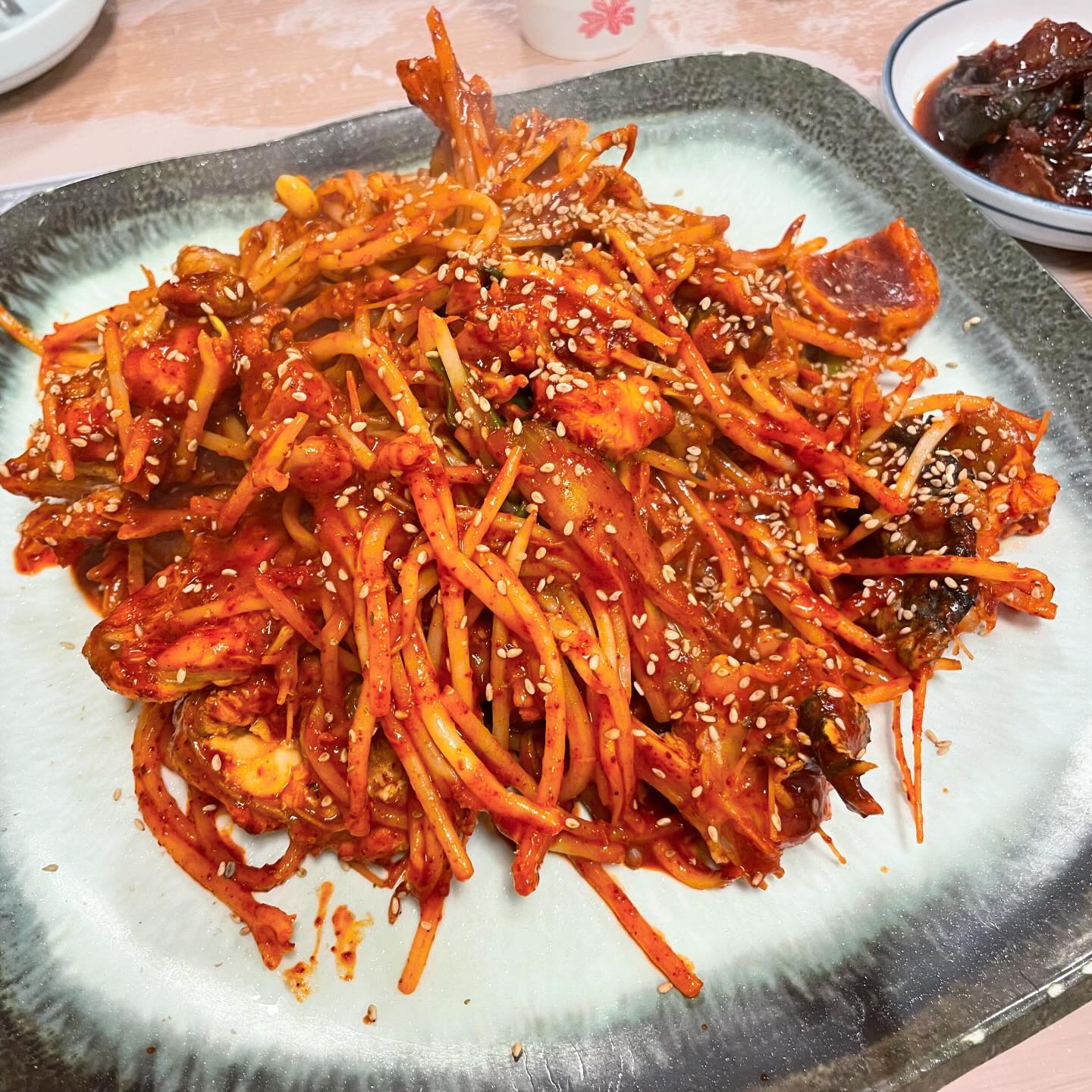 오랜만에 아구찜은 날 날뛰게 맹글어🫶

인스타그램 사진 색감이 자동 보정되나 너무 밝아지는 문제
해결방법 아시는 분 알려주세요ㅠ
촌시려

아구찜은 적당한 맵기에 적당한 양
미더덕은 더 많았으면 좋겠는데ㅠ

볶음밥은 말해뭐해 너무 맛있구욤
술 못참쥬🧡
.
.
[서산 / 진영아구]

🐟 충남 서산시 동헌로 48

🍴아구찜 소 - 38,000원
🍴볶음밥 - 2,000원
🍴누룽지 - 2,000원

#서산 #서산맛집 #서산아구찜 #진영아구 #아구찜 #아귀 #아귀찜 #아구 #서산가볼만한곳 #서산맛집추천 #서산여행 #맛집 #맛집추천 #저메추 #오늘뭐먹지