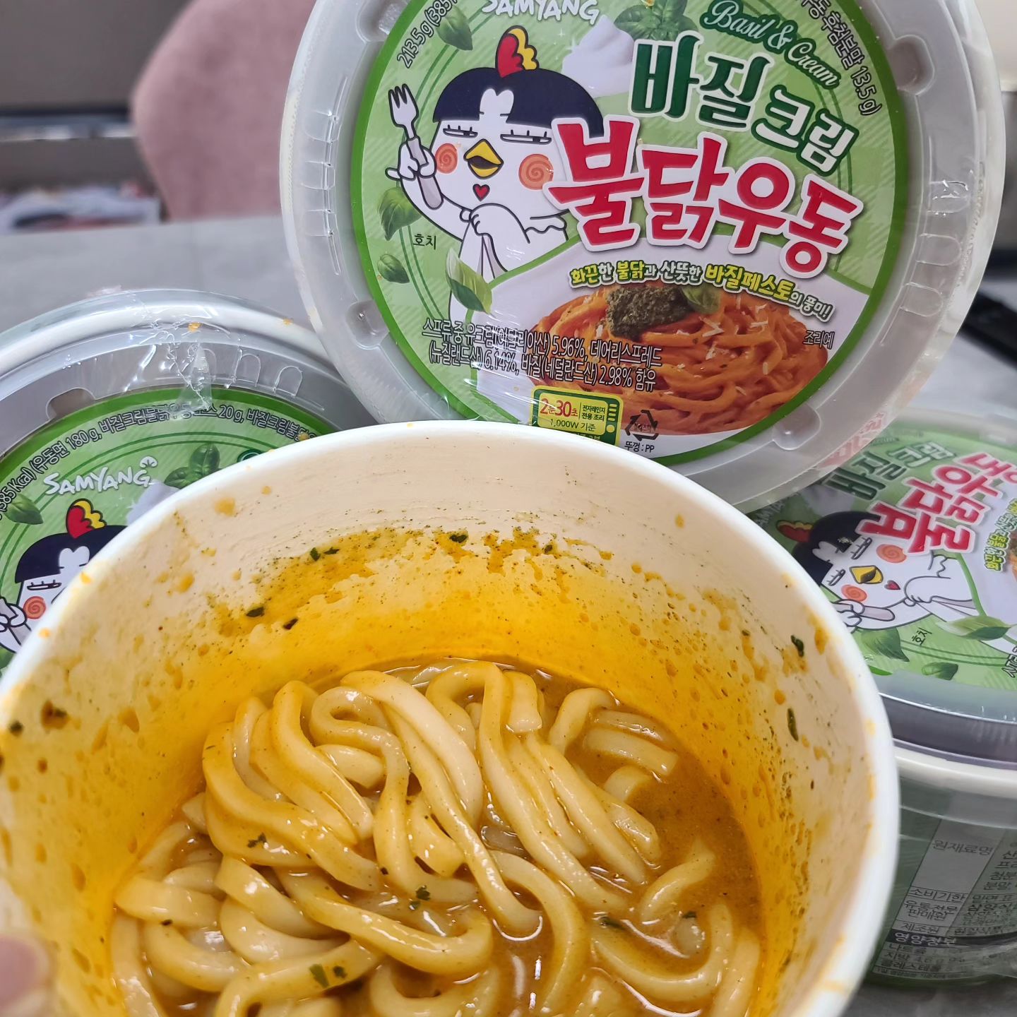협찬) 불닭의 변신은 무죄! 바질크림 불닭우동 먹어보자!!

불닭은 정말 다양한 제품이 나오고 있죠!!❣️

바질크림 불닭우동이 나왔다해서 먹어봤습니당!!

불닭의 화끈한 맛에 바질페스토가 첨가되었는데요!! 그리고 면이 일반 라면이 아니라 우동이어서 식감이 아주 쫀득해용!!

다양한 불닭을 즐기는 매니아들 불닭우동도 즐겨봐야죠!!

바질페스토의 향긋함이 더해져 너무 맛있는 불닭의 새로운 시리즈가 탄생했어요!!💕

편의점이나 마트에서도 구매가 가능하다니 새로운 불닭이 궁금하다면 당장 고고고😃

#불닭볶음면 #매운우동 #바질페스토 #희귀템 #구매처#편의점신상 #신상리뷰 #신제품 #먹스타그램 #요리스타그램 #글로벌