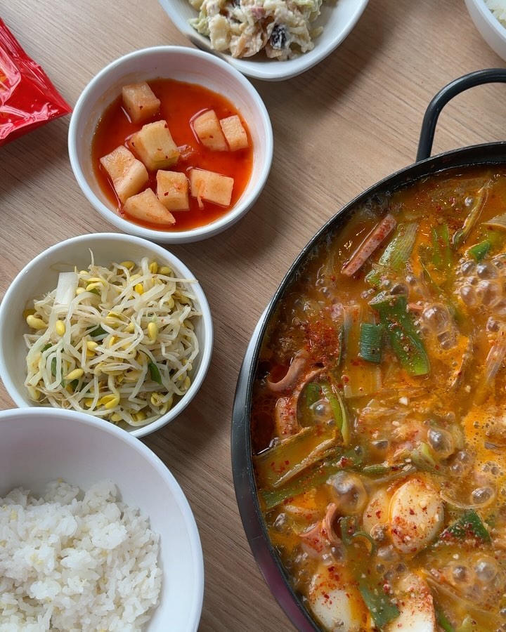 #협찬

옛날 부대찌개 맛 가득한 봉담 본가부대찌개
햄이랑 소세지가 어마무시하게 많아서
3인분 같은 2인분의 양!!👍🏻
먹어도 먹어도 줄지않는듯한 푸짐함

어느정도 끓으면 직원분께서
마늘을 한 국자 넣어주시는데 
국물이 칼칼하면서도 마늘이 들어가서
개운한 맛을 주는
햄이랑 소세지 다진고기를 파를 푹 끓여
국물에 우러나오는 맛이 일품😋

라면사리 국룰!! 다 먹을때쯔음
육수를 리필해 마무리로 먹어주면 끝나부러요~

사람들도 얼마나 많았는지
저희가 방문했을땐 여유있었는데
식사 다 끝날때쯔음 웨이팅 이였던
소세지 사리도 추가 가능하니
대식가 분들은 소세지 사리 추가도 필수!

김치도 직접 만드시는지 몇 통을 만들어서 김치통에 보관중이였고
한옥분위기에 옛스러운 감성들
아기의자도 있으니 참고하세요^^

 #수원대맛집#안녕동맛집#화성시맛집#융건릉맛집#수원대부대찌개#화성부대찌개
#안녕동부대찌개#융건릉부대찌개#경기화성맛집#화성맛집#본가부대찌개 #융건릉본점