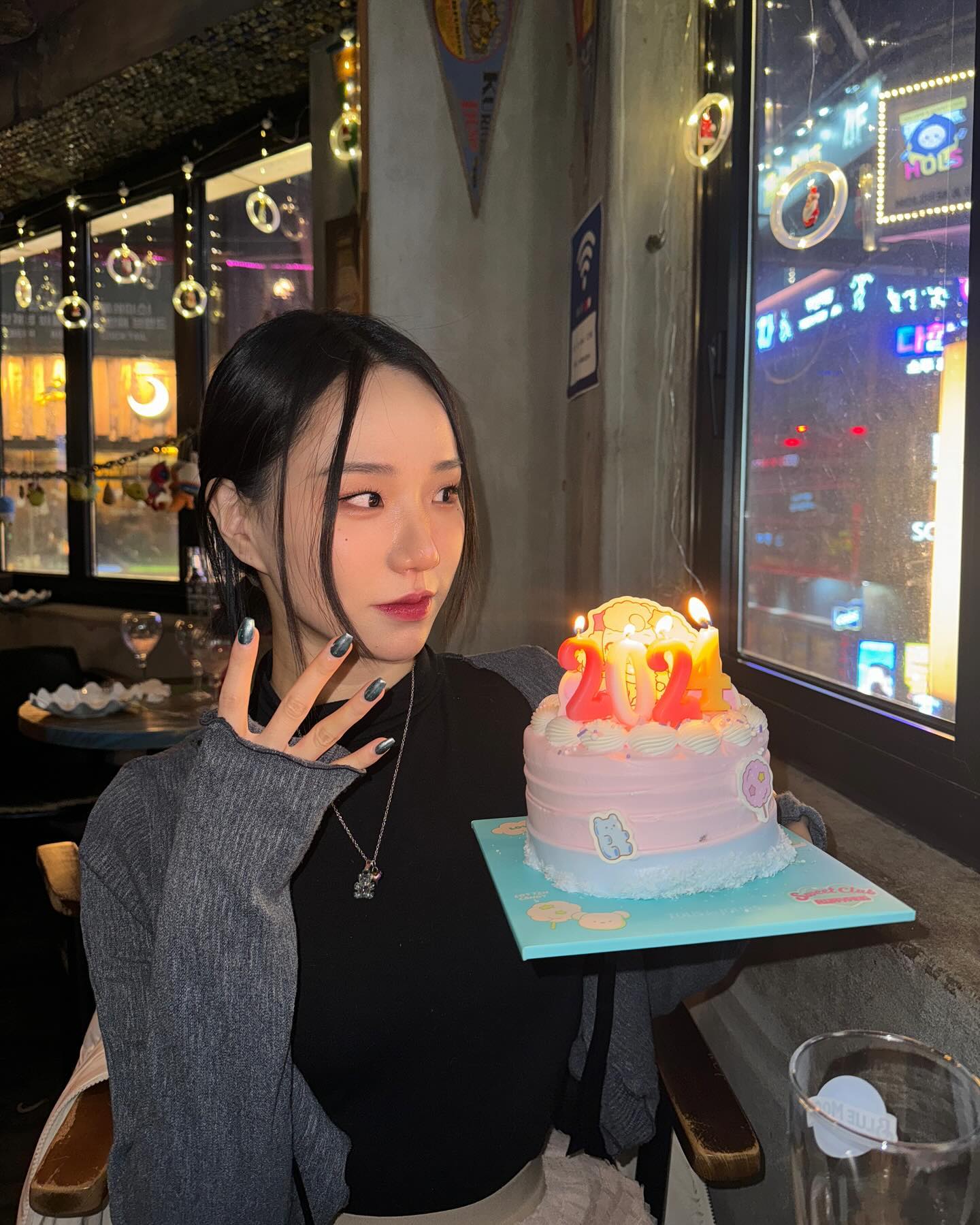 우리우리 설날에 까치까치 설날 사진 올리기
g_eu_n_hw_a.kr <<< 새해 첫날 케이크 준비해주는 녀자... 💕