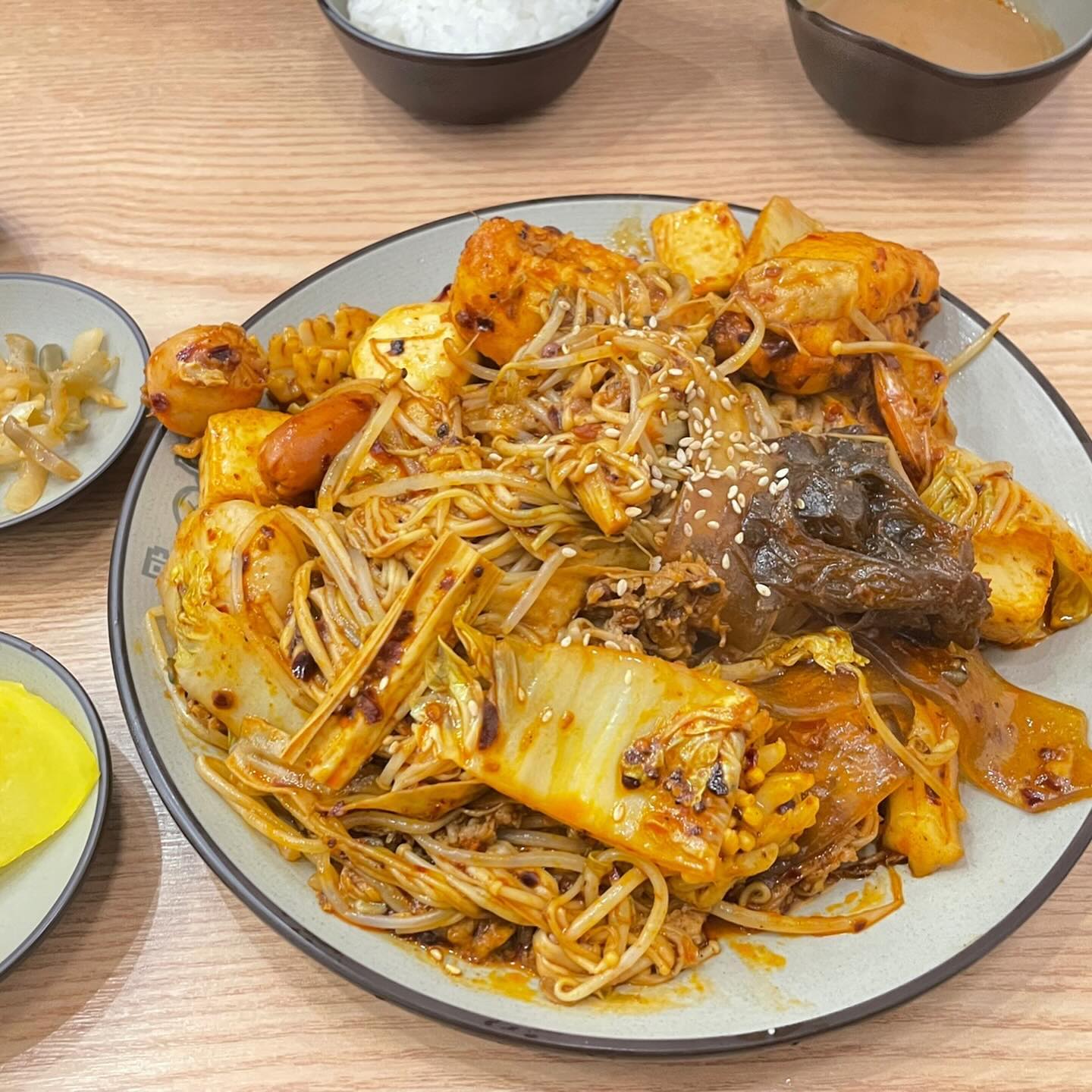 [42번째 식탁] 맛짱마라탕 군자점
: 군자에 새로 오픈한 마라탕 마라샹궈 맛집

군자역에 위치한#맛짱마라탕 에 다녀왔습니다🐟🐟

=menu=
마라샹궈 100g당 3,000원
공기밥 1,000원
========

요즘 마라탕 체인점이 정말 많은데 맛짱 마라탕은 한번도 가본적이 없어서 군자역쪽에 새로 생겼다 해 갔다왔습니다! 

군자역 6번출구에서 5분정도 걸어가면 있었구요
11월 말에 오픈한듯 보였어요 

재료는 여느 마라탕집과 다른거는 없었는데 특이한게 새우가 꼬치가 아니더라구요

그리고 여러분 유토우 라는 거 아시나용? 중국사람들이 아침에 따뜻한 콩국에 찍어먹는 튀긴빵? 같은 건데 여기 있더라고요

그래서 그것도 하나 담아서 마라샹궈를 시켰습니다‼️

단계는 1단계였고 소고기추가는 저희가 리뷰이벤트를 참여해서 공짜로 받았습니다

마라샹궈는 맵찔이인 저한테는 조금 맵더라구요 마라 좋아하시는 분이면 좋아하실것 같았어요 

근데 여기 땅콩소스가 지금까지 먹어본 것 중에 제일 맛있더라구요👍👍

마라샹궈는 기본으로 미니밥도 나오니 참고 부탁드립니다‼️

별점 7.5/10
=================================
🚘 서울 광진구 능동로 276 1층 103호
⏰ 매일 10:00~22:00

#맛있다그램#오늘뭐먹지#수락산맛집#수락산역맛집#맛집#군자역#마라탕#마라샹궈#꿔바로우군다역마라탕#군자마라탕#데이트코스#연애일기#데이트#데이트맛집#yummy#foodpics#foodporn #맛집추천#맛집스타그램#먹스타그램#먹스타#먹스타맞팔#맛집탐방#맛집투어#맛집#먹팔#먹맞팔#먹팔환영#먹팔해요