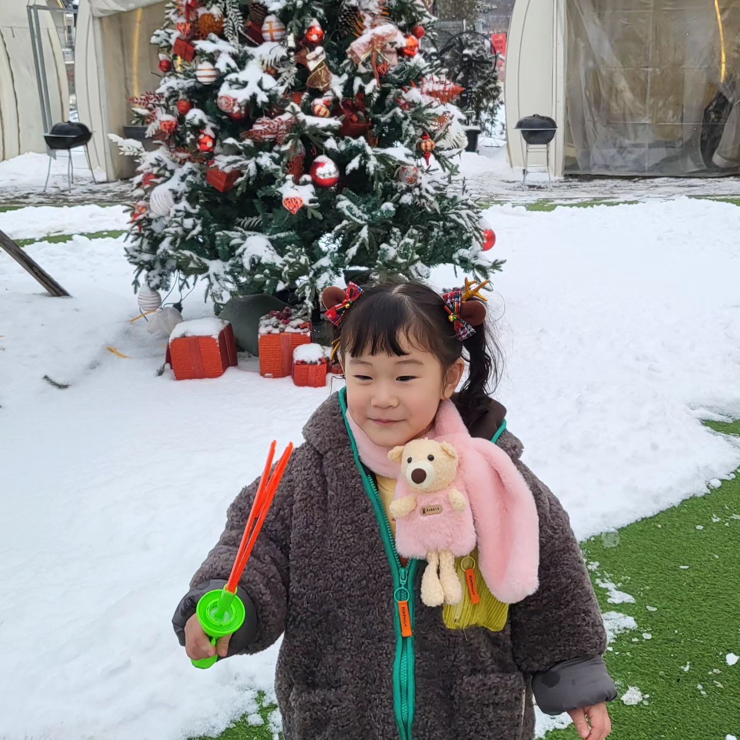 💕💕💕💕💕💕💕💕💕💕💕💕💕

즐거운 크리스마스🎅🎄 <양주르 1탄>

진서랑 태훈이 모두모두 무럭무럭 잘자라서
이제는 밖에 나와서 노는게 더 즐겁고 편해서
올해 크리스마스는 특별하게 첫 캠핑스타일로!!!
 
생애 첫캠핑에 체험에 아이들과 함께하는거라서 
캠핑스타일 식당인 양주르로!!

11월에 가려고 예약했다가 예약 2일전에 
못가게되서 아쉽게 취소했다가 이번에 딱
크리스마스 산타이벤트중이라해서 다녀왔어요😊

아침에 눈이와서 걱정이였는데 눈이와서 더 좋음❤️
애기들이랑 눈싸움도 실컷하고 걱정없이 마구마구 떠들면서 뛰어놀수 있어서 완전 마음에 들었어요😍

#화이트크리스마스 #양주르 #첫캠핑체험 #캠핑식당
