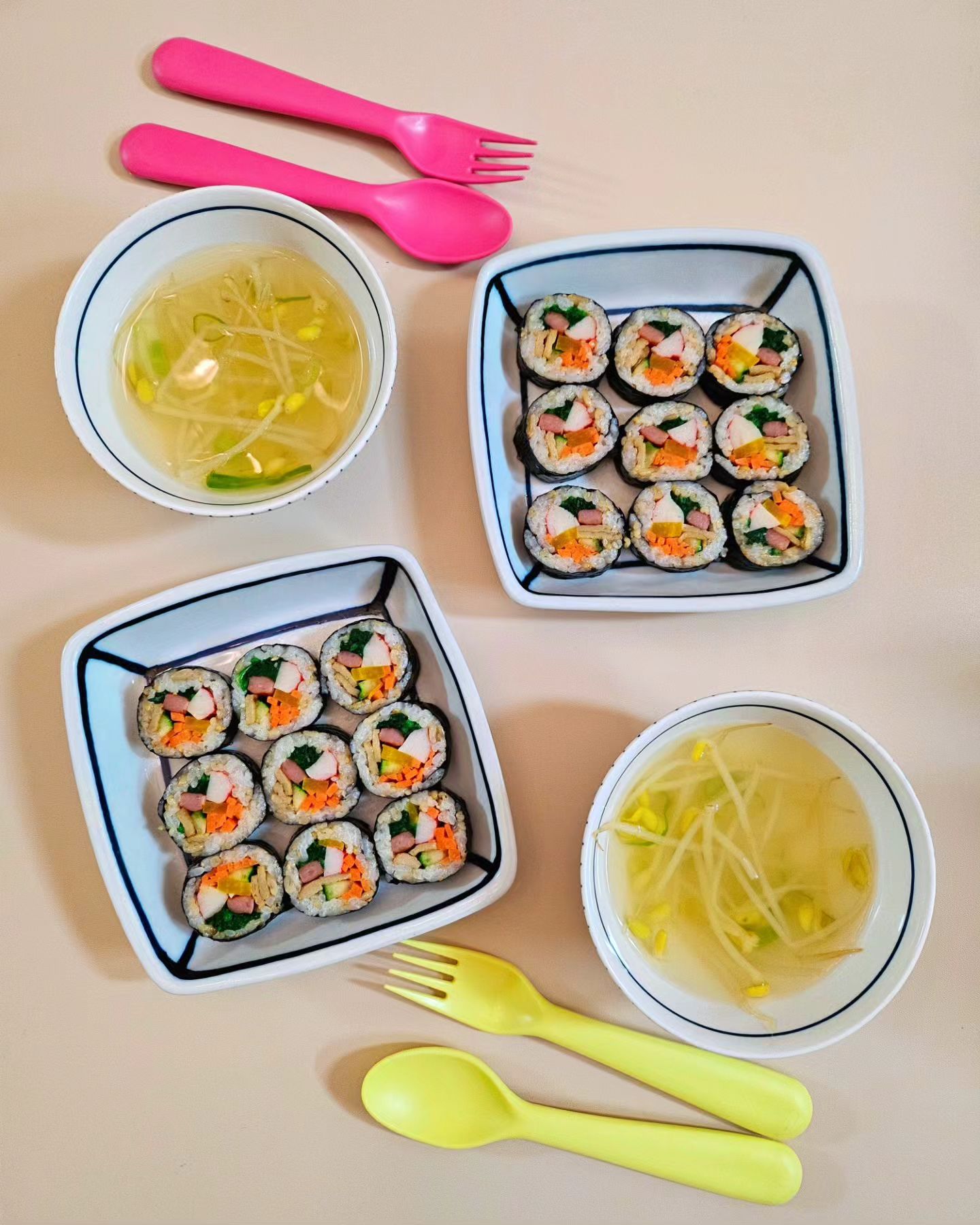장자매 저녁,집김밥으로 해결🍙
.
매번 똑같은 밥이랑 반찬하기 지겨운 날,
김밥에 국만 있으면 되니까ㅋㅋㅋㅋ
.
예원이 키즈댄스 보내놓고
재료준비해서 말아놓은 어린이김밥😋
.
쌀쌀하니까 뜨끈~한 콩나물국이랑
같이 호로록ㅋㅋㅋ예나는 3줄,예원이는 2줄
남편 흰둥이는 참치김밥 3줄🤣
.
ㅋㅋㅋ한끼 잘 때웠다잉🍙🍙
#김밥 #저녁밥 #홈쿡 #집밥 #어린이김밥 #참치김밥