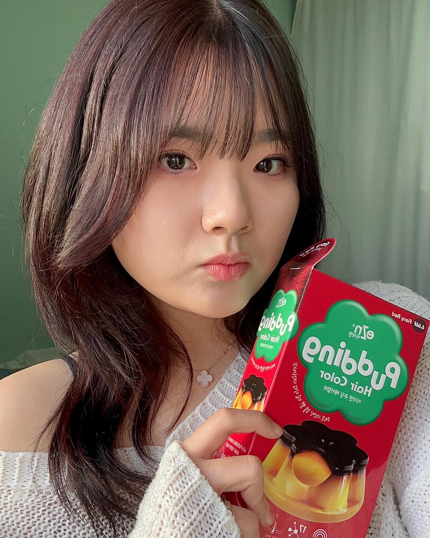 #협찬 ezn_official 

푸딩 신컬러 #파이어리레드 ♥️🍮

요즘 드라마 속 연예인들의 레드 염색을 보고 기분전환겸 하고싶은데 탈색을 하지 않으면 색이 선명하지 않을 것 같아서 주저하고 있었는데요! 이지엔 푸딩 염색약에서 신컬러로 탈색 없이도 레드염색을 할 수 있는 ’파이어리 레드‘가 나와서 한번 염색을 해봤어요‼️˃̵͈̑ᴗ˂̵͈̑

푸딩 염색약은 처음인데 떠서 쓰는거에서 짜서 쓰는 형태로 리뉴얼된 푸딩은 셀프염색할때 정말 너무 간편했어요🤍
리뉴얼되면서 양도 많아졌는지 숱이 많은 긴머리인데도 한통 반이면 충분했어요♥️ 저만의 셀프염색 꿀팁은 무조건 머리 섹션을 나눠서 꼼꼼히 충분하게 바르는거‼️

탈색 없이도 색이 이렇게 선명하게 나온다는거에 너무 감격스러웠어요🥹🫶🏻
현재 올영 온/오프라인에서 판매 중인 신상 컬러이니까 당장 달려가세요!!💨♥️

#이지엔 #푸딩염색약 #셀프염색약 #올리브영염색약 #올리브영염색약추천 #셀프염색약추천 #올리브영염색약레드 #올리브영염색약블랙 #탈색없이레드 #푸딩염색약레드 #레드염색