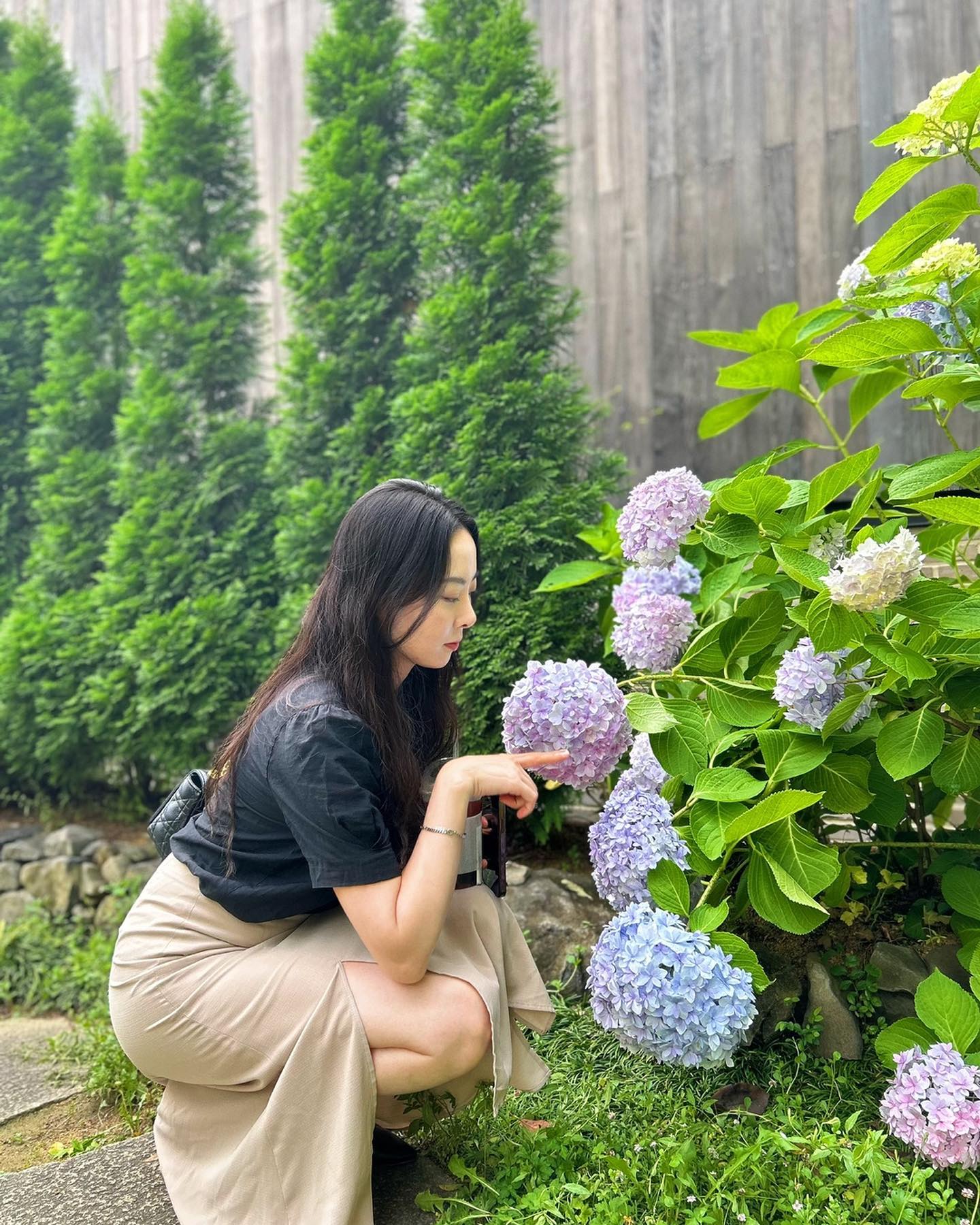 7월달 까지 수국이 이쁘게 펴있다는 사실을 알고 수국을 보러 진해 보타닉뮤지엄을 다녀왔답니다 수국뿐만 아니라 다른 이쁜 꽃들도 많아서 구경을 너무 잘 하고 왔어용💙 경상남도 제1호 사립수목원이라는 사실도 처음 알았는데 입장료를 내면 아메리카노를 천원에 마실 수 있다고 해요
꽃 구경 말고도 추가금액을 지불하면 토끼체험활동도 가능하답니당

포토존 천국이라 사진찍으러 한번 가보시면 좋을 것 같아요💙

[진해보타닉뮤지엄]
📍경남 창원시 진해구 진해대로1137번길 89 진해보타닉뮤지엄 매표소
✔️네이버예약가능

.
.
#일상 #소통 #꽃 #사진 #핫플 #식물 #선팔 #맞팔 #수국 #보타닉뮤지엄