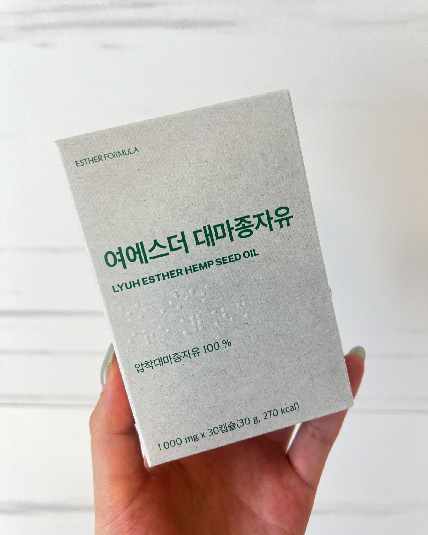 #협찬 X estherformula_official

대마종자유를 아시나요?

대마종자유는 풍부한 오메가-3 지방산이 있어
혈관 건강 개선에 탁월한 효과가 있으며
염증을 감소시켜주고 동맥경화 위험을 낮춰주기로 유명해요.

[제품과 무관한 건강정보입니다]

대마라는 단어는 환각을 일으키는 성분으로 알고있지만
실제로 미국 NSF 인증한 안전한 원료로 슈퍼푸드 씨앗 중 하나로
선정했을 정도인데 CSGA 인증 우수 원료로 
점점 많은 관심을 받고 있어요.

예에스더 대마종자유는 자연적으로 
오메가3와 오메가6 의 황금비율로 만들어져 
더욱 안심하고 드실 수 있어요.

개별포장으로 되어있어 위생적으로 복용이 가능하며
1회 1정 물과 함께 식후에 드시는걸 추천해요.
저는 아침밥을 먹은 후에 출근하기 전 
복용을 하고있는데 깜박하고 못챙겨가는 날을 위해서
여분으로 가방에도 따로 보관하면서 언제든지 쉽고 간편하게
챙겨먹을 수 있어서 너무 좋아요.

#여에스더대마종자유 #대마종자유 #대마씨유#대마종자유효능#대마종자유효과