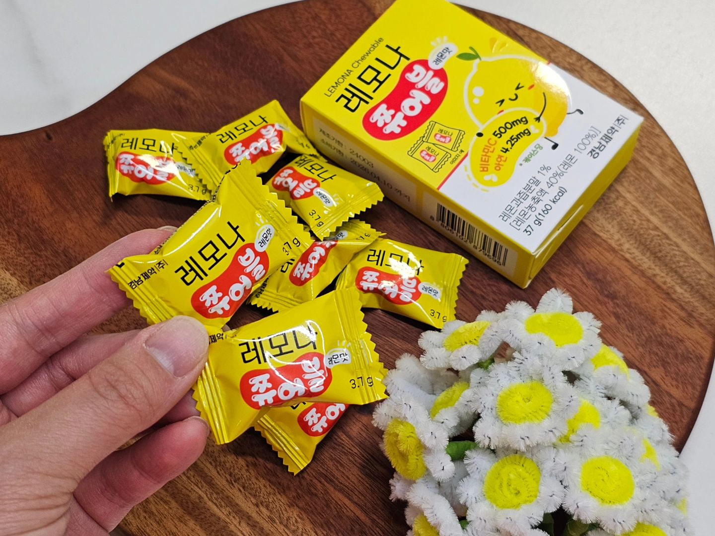 #협찬 
우리집 온가족 레모나 타임 ~🍋🍋
츄어블 타입이라 아이부터 어른까지 맛있게 즐겨요!
.
비타민C 500mg(500%)와 아연 4.25mg(50%)이 함유되어 있는 건강간식!
맛과 건강 동시에 챙기기👍👍
.
개별포장으로 가방에 쏘옥 ~ 🥰🥰
휴대하기도 좋고 언제 어디서나 간편하게 영양소를 섭취 가능ㅎ
.
새콤달콤한 레모나 쮸어블~
세븐일레븐, CU, GS25, 이마트24 전국 편의점에서 만나요~👋👋
.
#레모나쮸어블 #레모나 #편의점신상 #편의점간식 #편의점간식추천
#사탕추천 #간식스타그램 #온가족간식
lemona_official