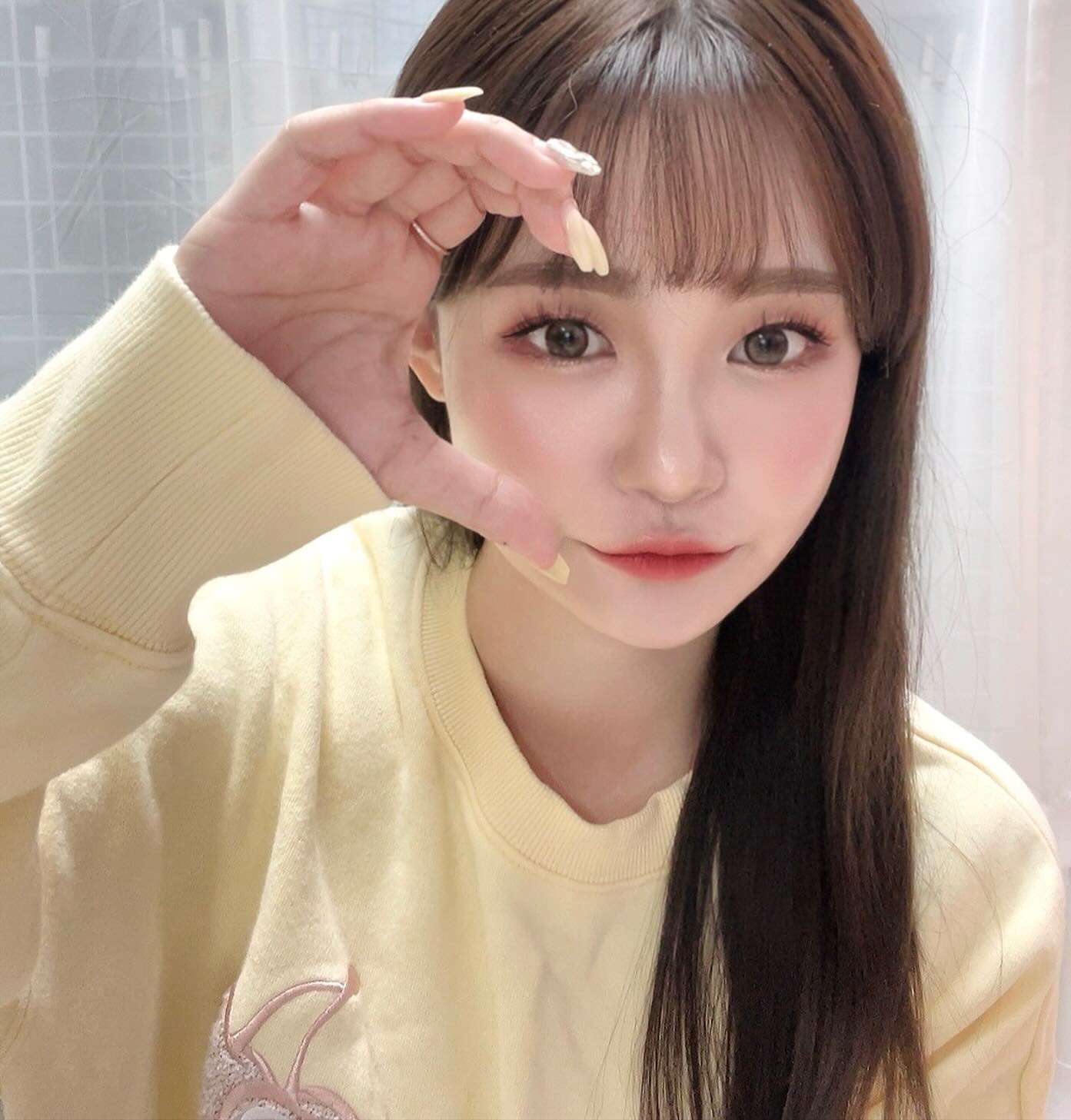 #협찬 11월, 위뷰티🫶🏻

요즘 컨디션이 안 좋고 날씨도 급격하게 춥고 건조해서 피부도 뒤집어지고 잘 붓고 얼태기 제대로 왔는데 위뷰티 다녀오니 탄력도 잡고 부기도 빼고 왔지요🙂!

관리받는 1시간은 수다 떠느라 맨날 순삭✂️
얼굴뿐 아니라 목 주위도 뭉친 거 같이 만져주시니까 시-원하고 개운!
저는 몇 년째 위뷰티만 다니고 있는 거 알죠?😆

프로필, 가족사진, 웨딩촬영, 본식 등등 중요한 날 앞두고 필수인 곳! 위뷰티 강추🫶🏻

wegolgeun 

#위뷰티 #발경락 #피부 #관자놀이꺼짐 #비대칭교정 #승모근마사지 #안면비대칭 #피부좋아지는법 #승모근