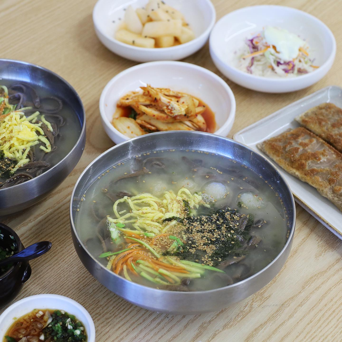 😚😚
강원도 토속음식점 같았던 #메밀칼국수 #옹심이 맛집
#울산맛집 #옹막골
⭐️ 울산 중구 함월로 96
.
감자맛 진하게 나는 따끈한 육수에
탱탱하면서도 소화 잘 되는 건강한 메밀면이 듬뿍
계란지단 고명에 김가루까지 뿌려져 있으니
생각보다 넘나 맛있어서 놀랍당 😚😚
.
담백하고 깔끔하고 삼삼한 맛이
예전에 강원도에서 먹었던 옹심이집 같네
옹심이도 감자 100%로 만들어서
엄청 쫠깃쫠깃하니 식감이 예술이당
.
속에 부담 없어서 점심으로 먹기 좋았던
#울산중구맛집 #울산성안동맛집 #울산중구밥집
#울산중구점심 #울산점심맛집 #울산성안동점심
#울산칼국수맛집 #울산옹심이 #울산칼국수
#울산중구칼국수 #울산막국수 #울산성안동칼국수
#울산중구막국수 #울산성안동막국수 #울산점심
#성안동맛집 #칼국수맛집 #옹심이맛집 #성안동밥집