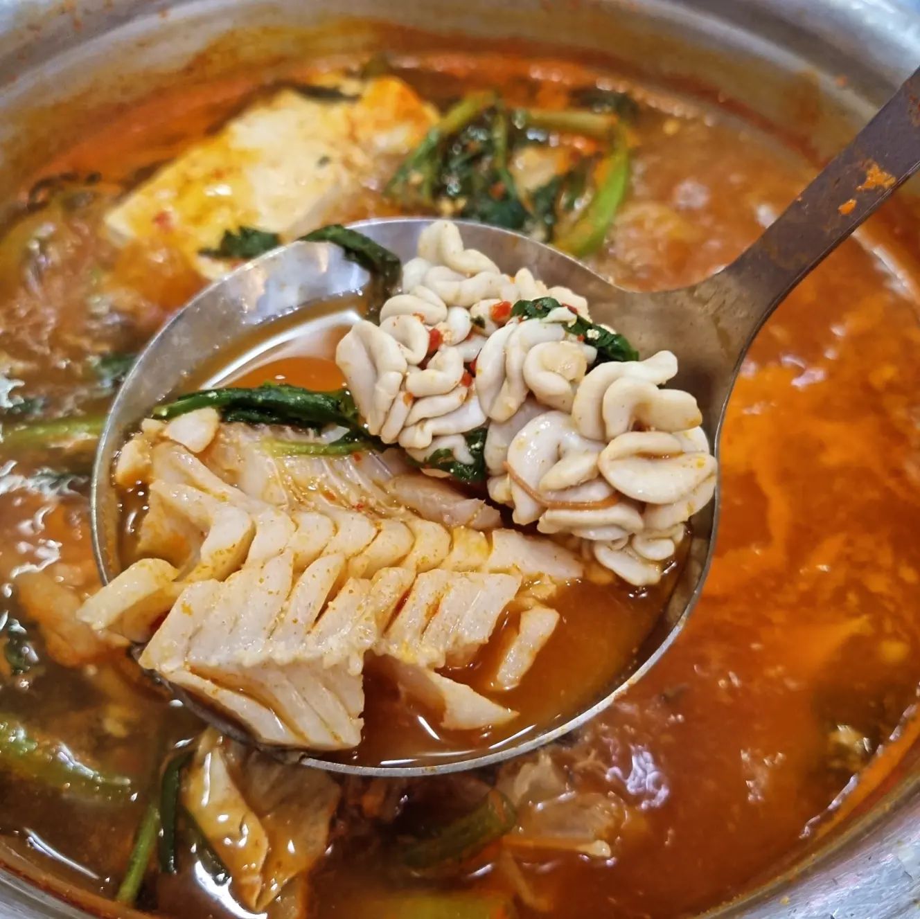 생물 생태찌개 이렇게 맛있을줄이야🥹
#생태사랑

선릉역에 위치한 해산물 맛집을 찾았어요
동태찌개는 먹어봤어도 생물 생태찌개는 처음인것

역시 살이 넘나 야들야들
이 없어도 씹을수 있음🙊

칼칼한데 맑은 국물 = 소주안주
참지않고 내장추가!!!

진짜 탱글하고 신선해서
놀라서 한병 더마셨어요✨️

📍위치
서울 강남구 테헤란로51길 10 2층

🕑영업시간
월~토 10:00 ~ 22:00
매주 일요일 휴무

🥘메뉴
생물 생태찌개 1인 18,000원
내장 추가 10,000원
소주 5,000원

#쩝쩝이_강남 #강남 #강남맛집 #선릉 #선릉역맛집 #선릉맛집 #선릉맛집 #선릉맛집추천 #강남맛집추천 #먹방스타그램 #먹스타맞팔 #먹스타 #먹팔맞팔 #먹팔맞팔환영