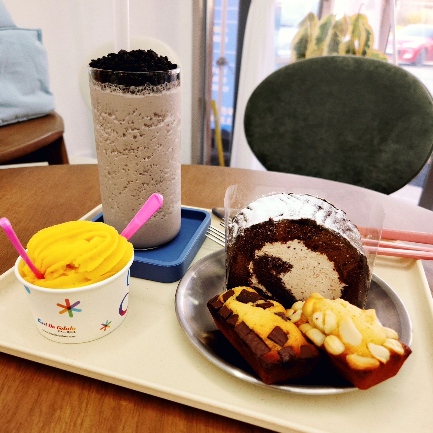 #협찬 HEE coffee☕️🍩

아기자기한 카페에서 힐링해요
맛있는 음료와 디저트먹음 기부니가 좋잖아요🩷

디저트 맛있는 카페 찾아다는게 취미인데
동네에서 발견🥰
쿠앤크프라페,망고 젤라또 아이스크림,
휘낭시에,롤케이크 모두 맛도리들

휘낭시에 맛집이라고 이미 소문이 난곳이라 먹어보러 갔는데 역시 고소하고 맛있더라구요
초코 롤케이크도 취저

사장님 친절하시고 카페 조용해서 쉬고오기 좋은곳
이라 자주 갈듯싶어요.
신난다🩷🥰
.
.
.

#오산카페#오산신상카페#오산카페추천#오산디저트#고현동카페#오산고현동카페#고현동신상카페#오산고현카페#고현동맛집#오산카페맛집#오산데이트#희커피#경기도오산카페#오산조용한카페#오산분위기좋은카페